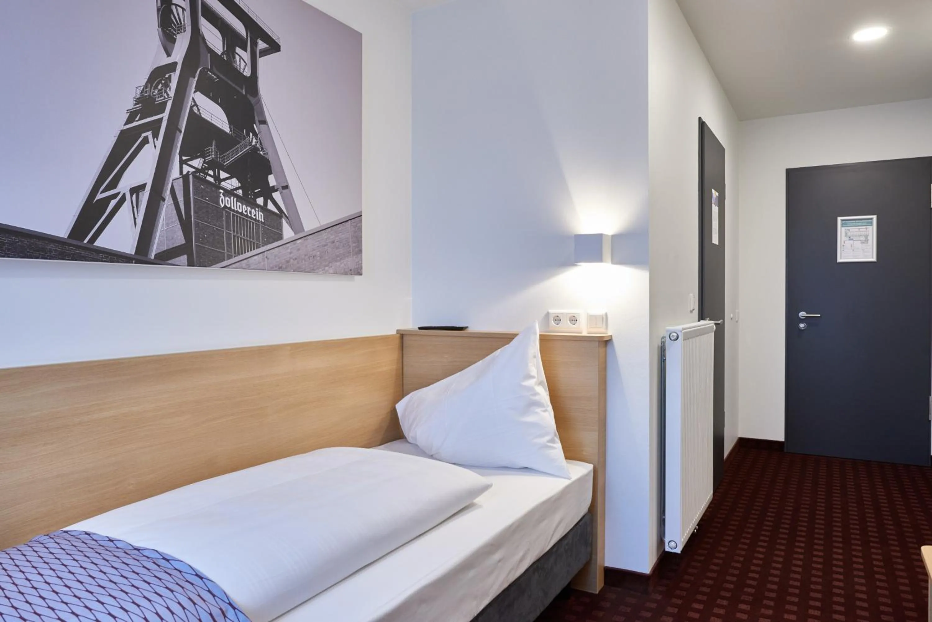 Photo of the whole room, Bed in McDreams Hotel Essen