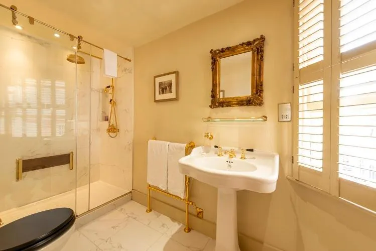 Shower in Fielding Hotel