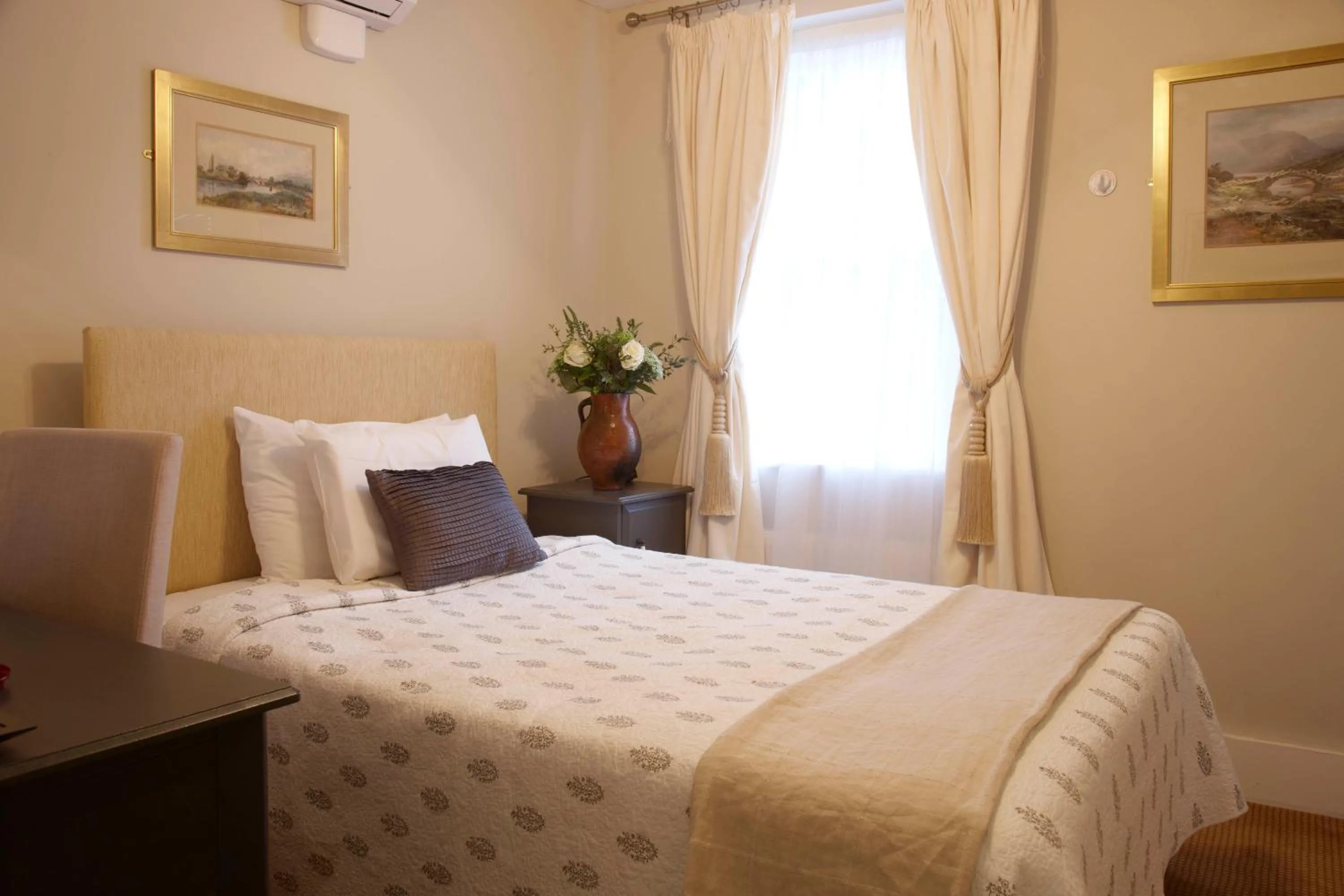 Photo of the whole room, Bed in Fielding Hotel