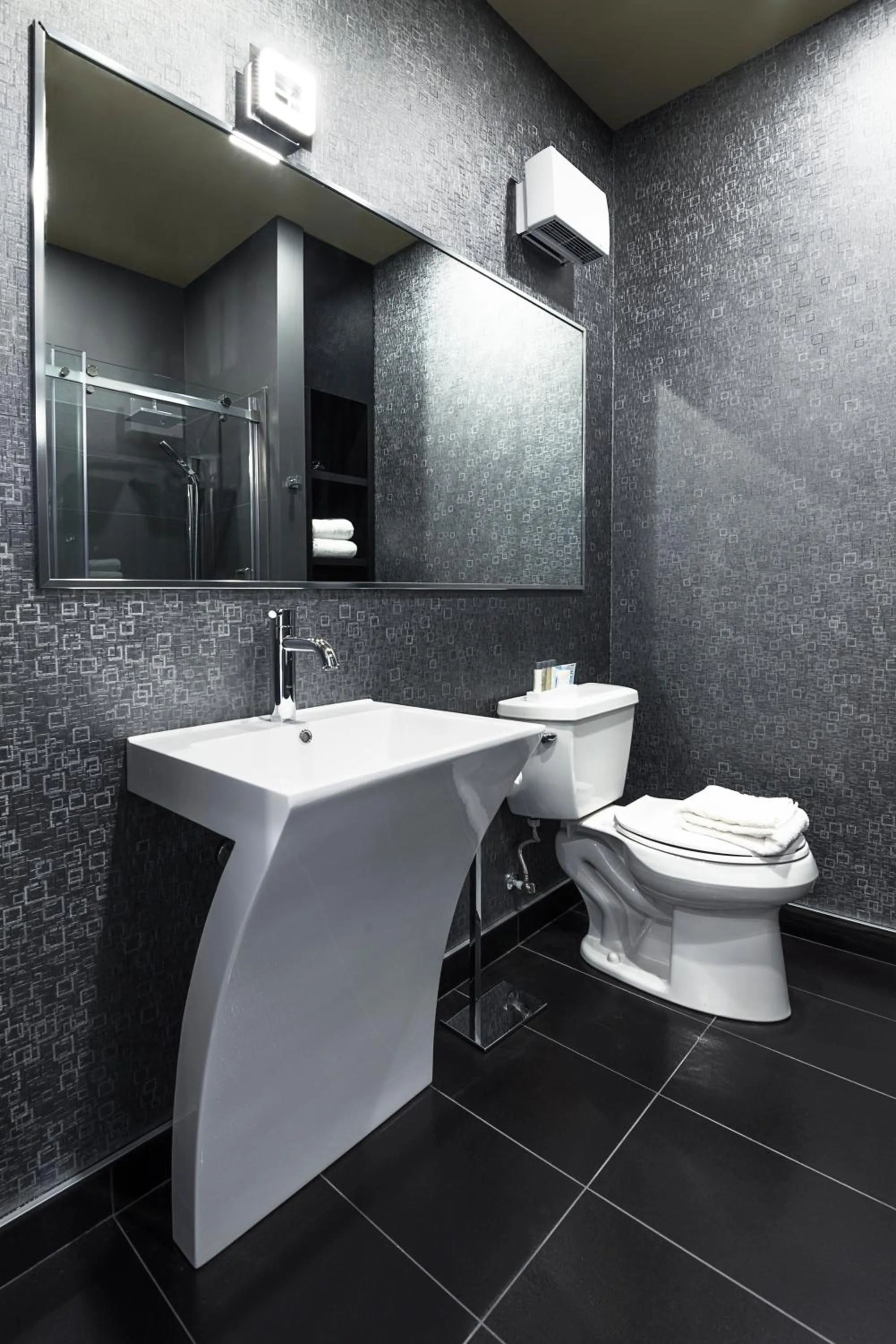 Toilet in Hotel Manoir Morgan