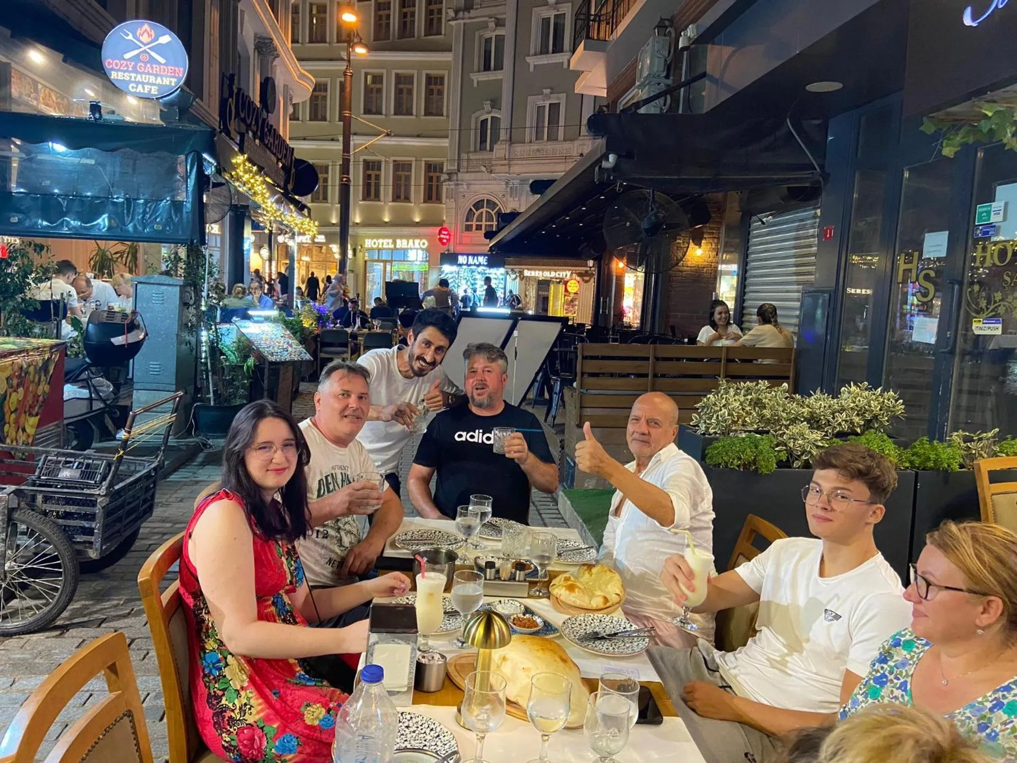 Restaurant/places to eat in Best Town Hotel