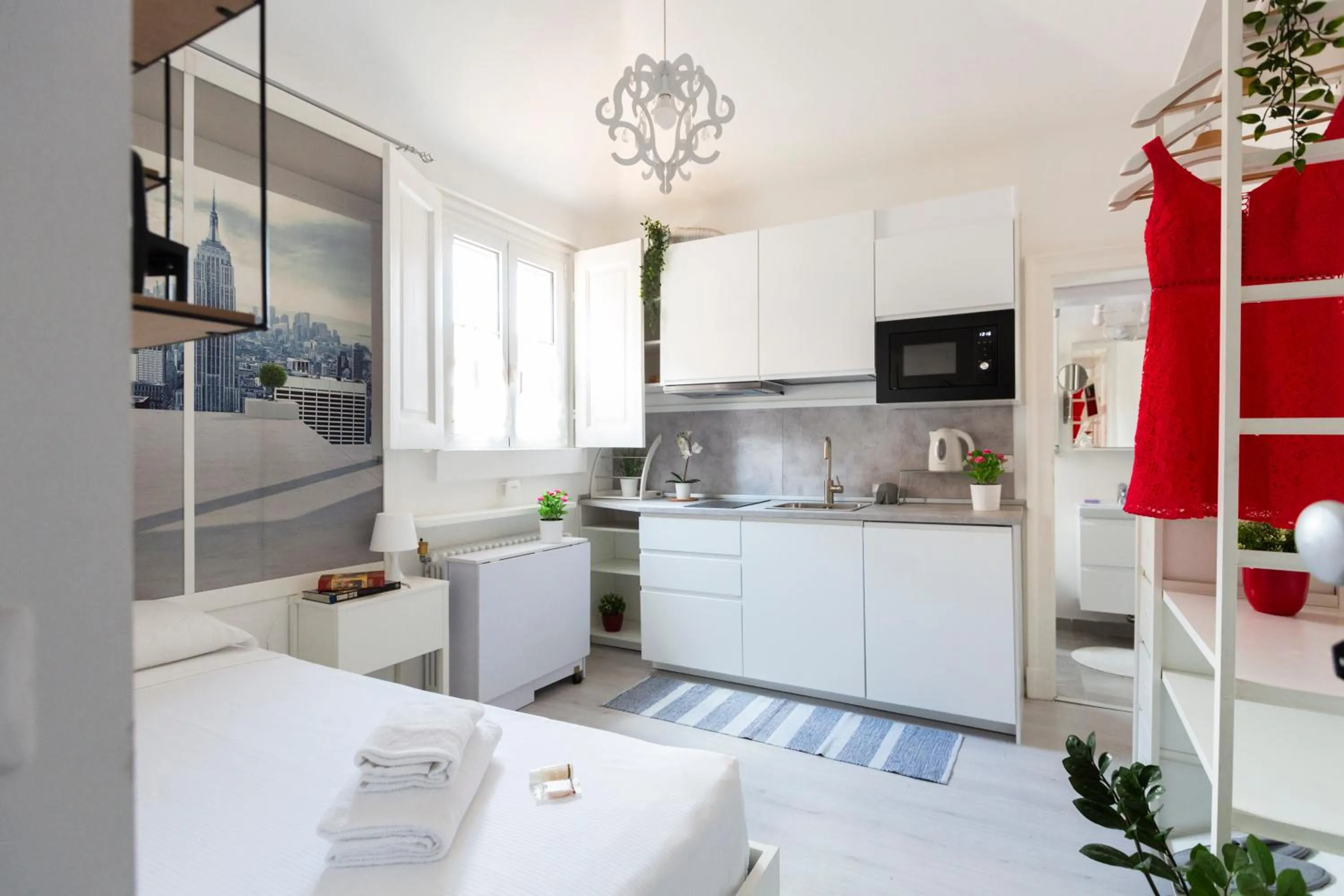 Photo of the whole room in Commenda White Studio