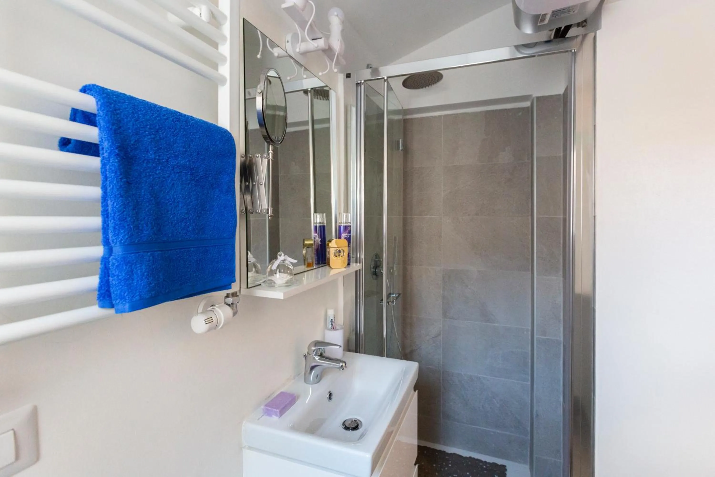 Shower in Commenda White Studio