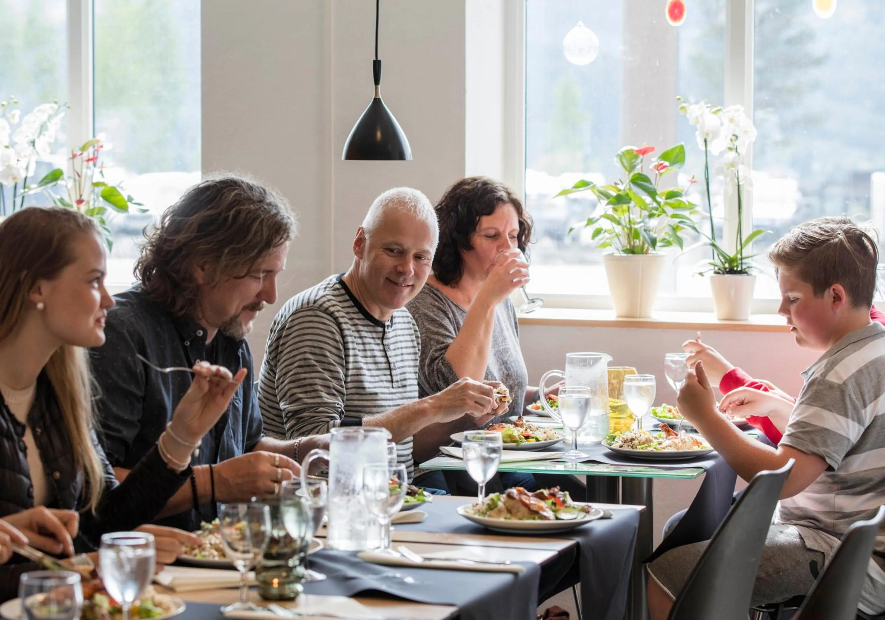 Restaurant/places to eat in Stasjonen Hotel