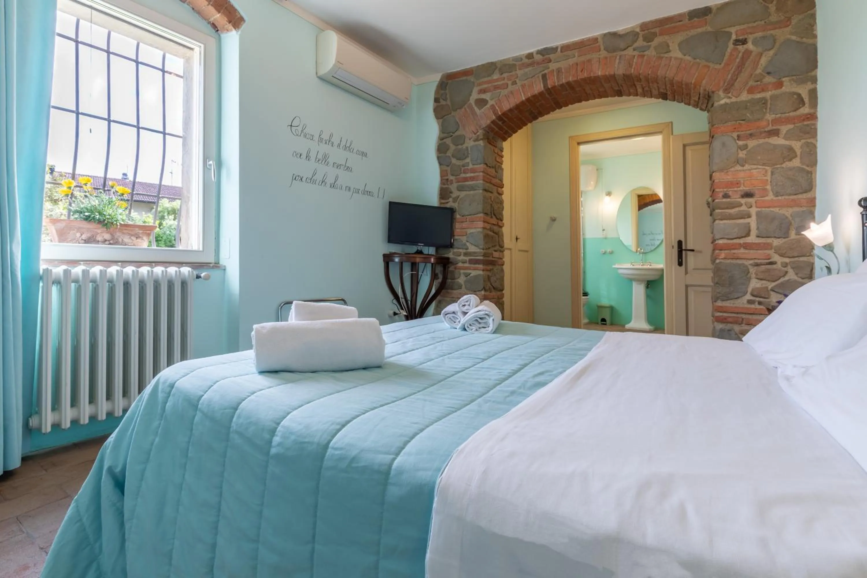 Bathroom, Bed in La Casa Medioevale