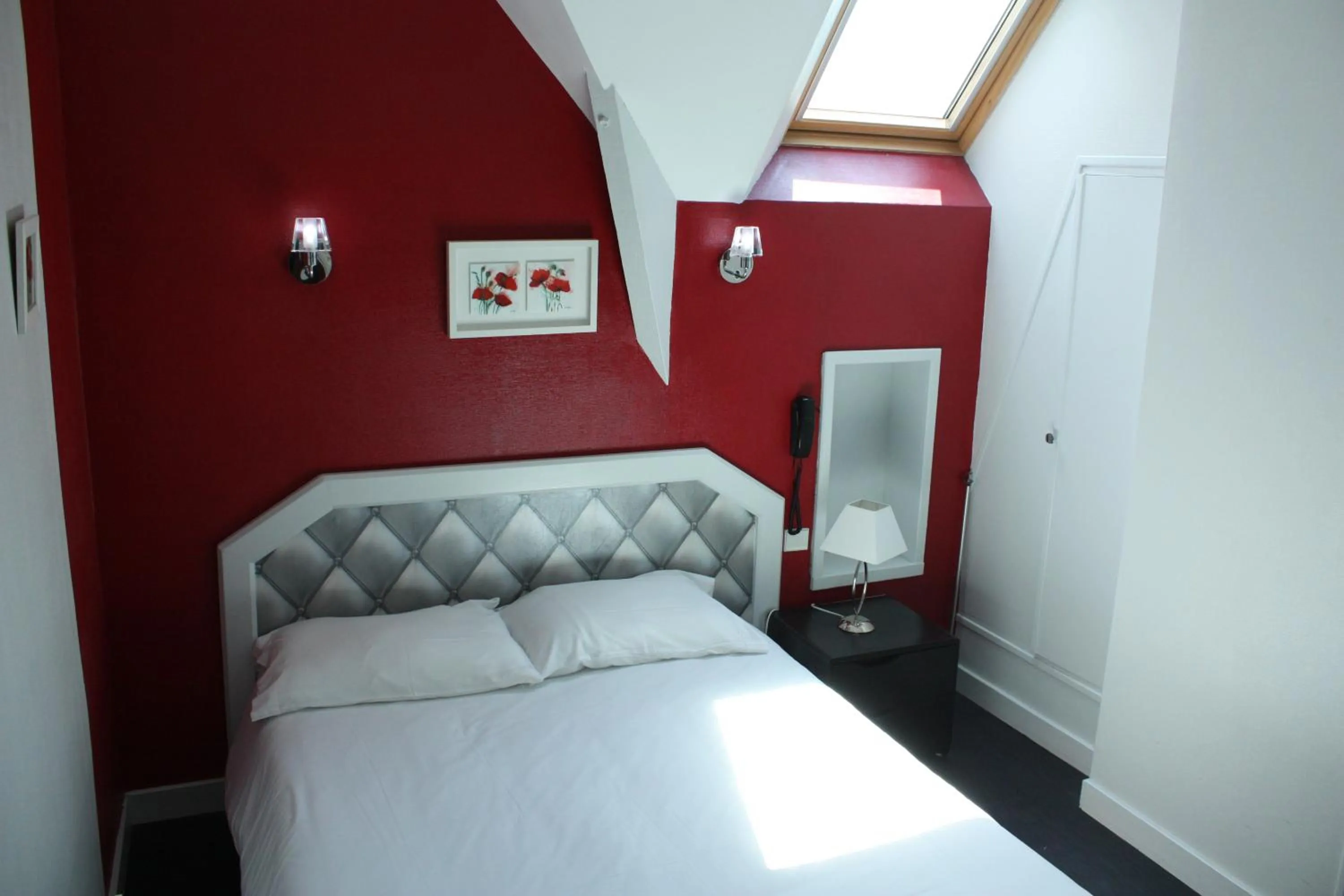 Photo of the whole room, Bed in Contact Hôtel du Relais Thouars