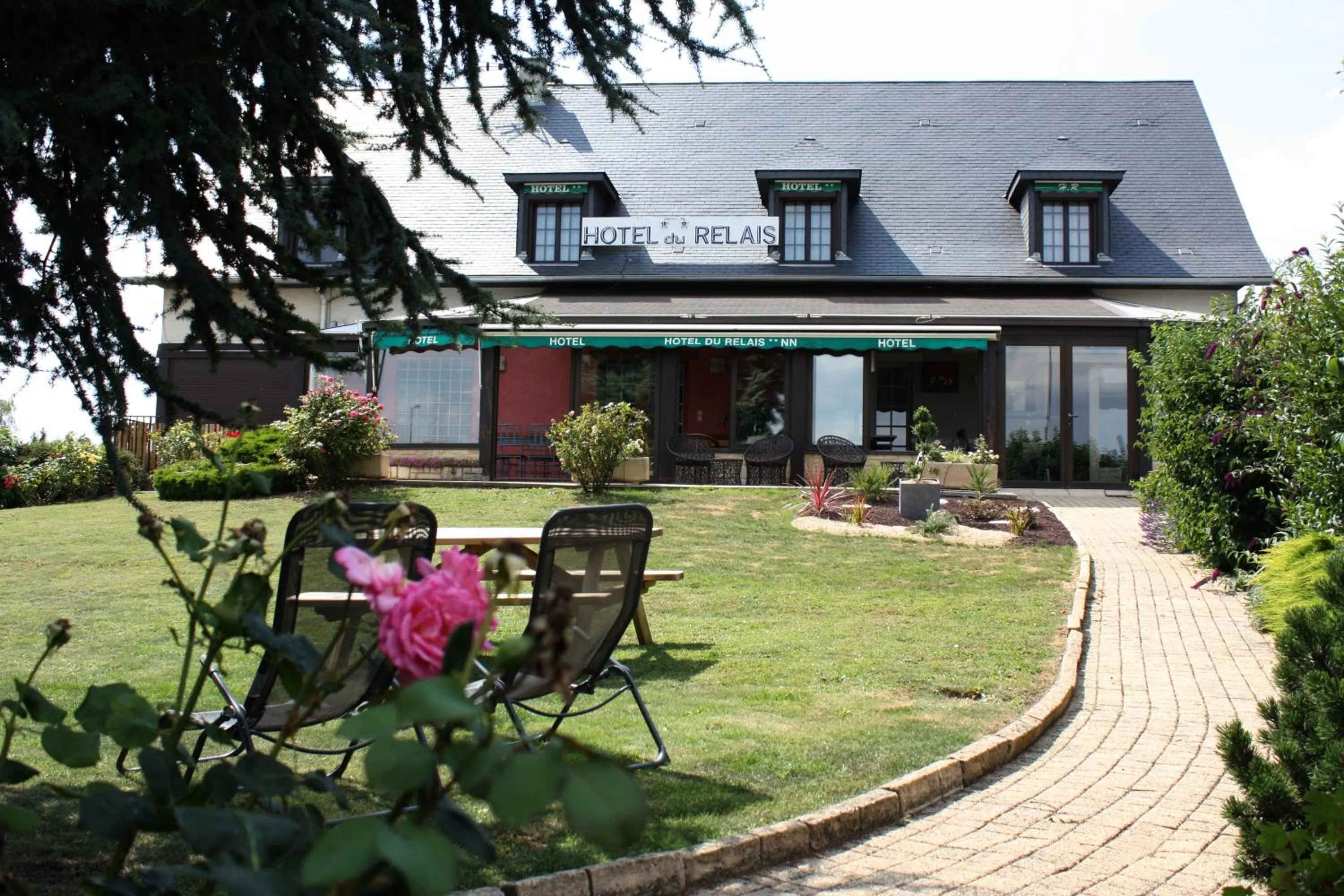 Facade/entrance in Contact Hôtel du Relais Thouars