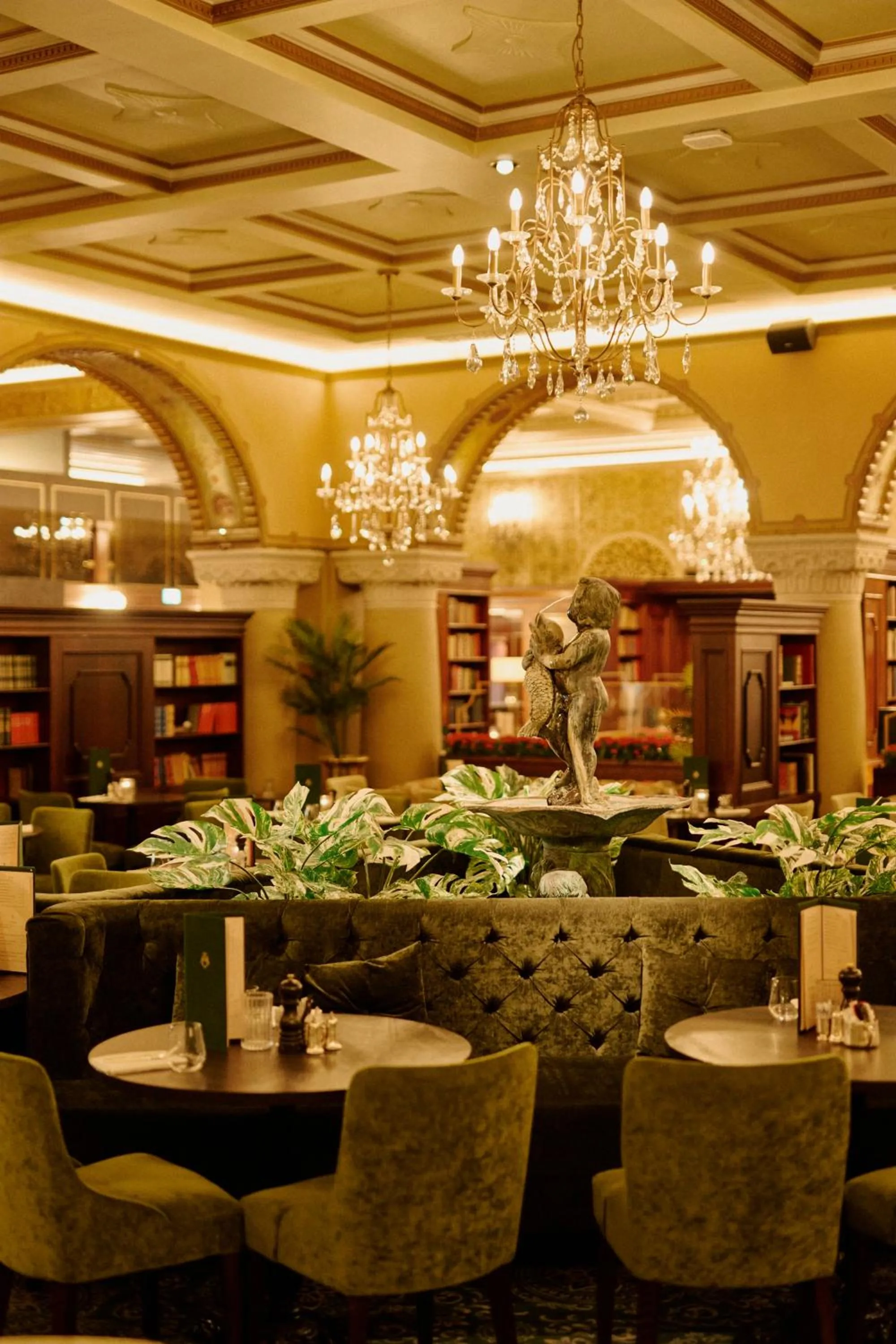 Restaurant/places to eat in Hotel Bristol