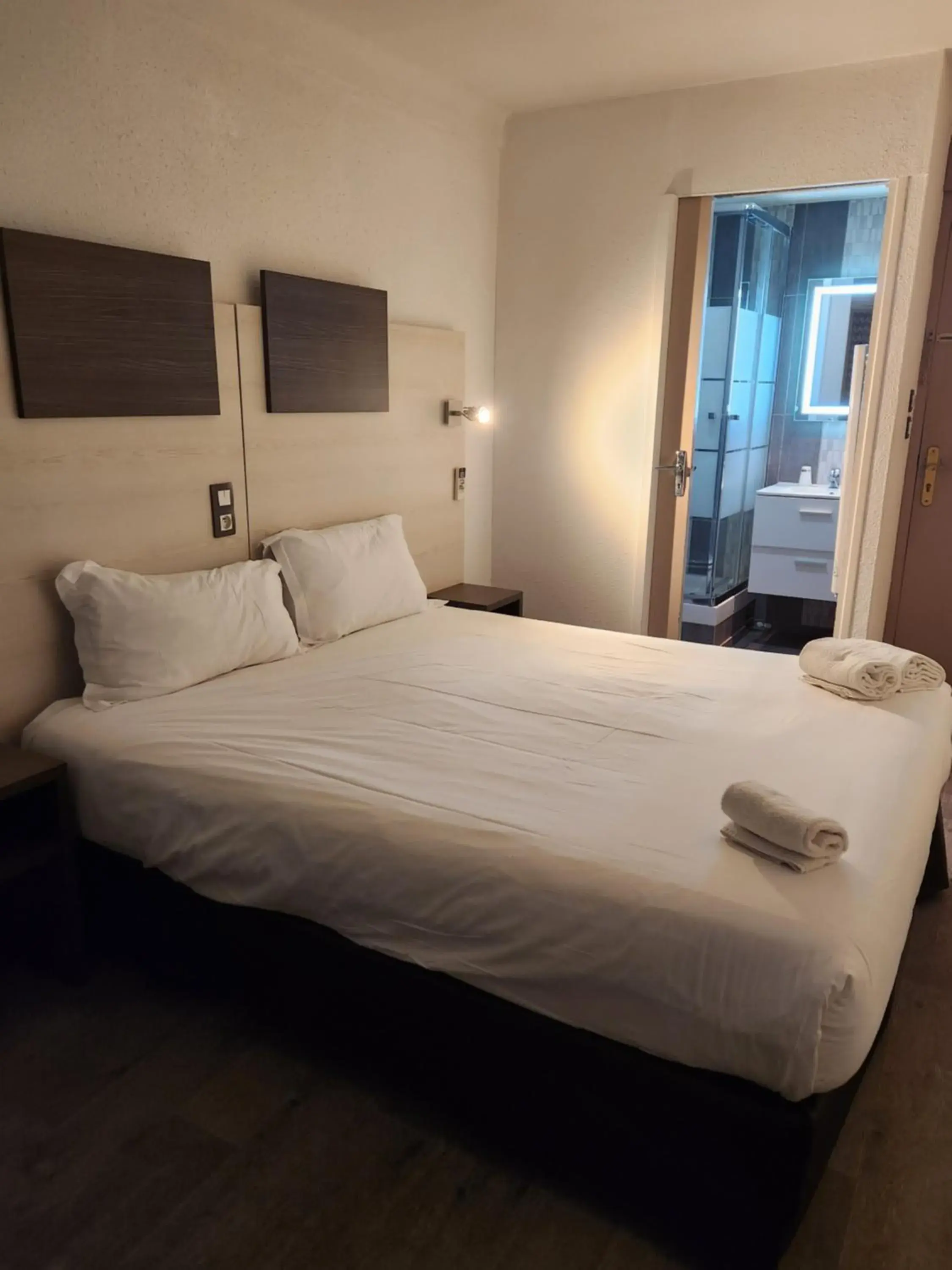 Bed in Logis Hôtel Restaurant les Charmettes Bed in Logis Hôtel Restaurant les Charmettes