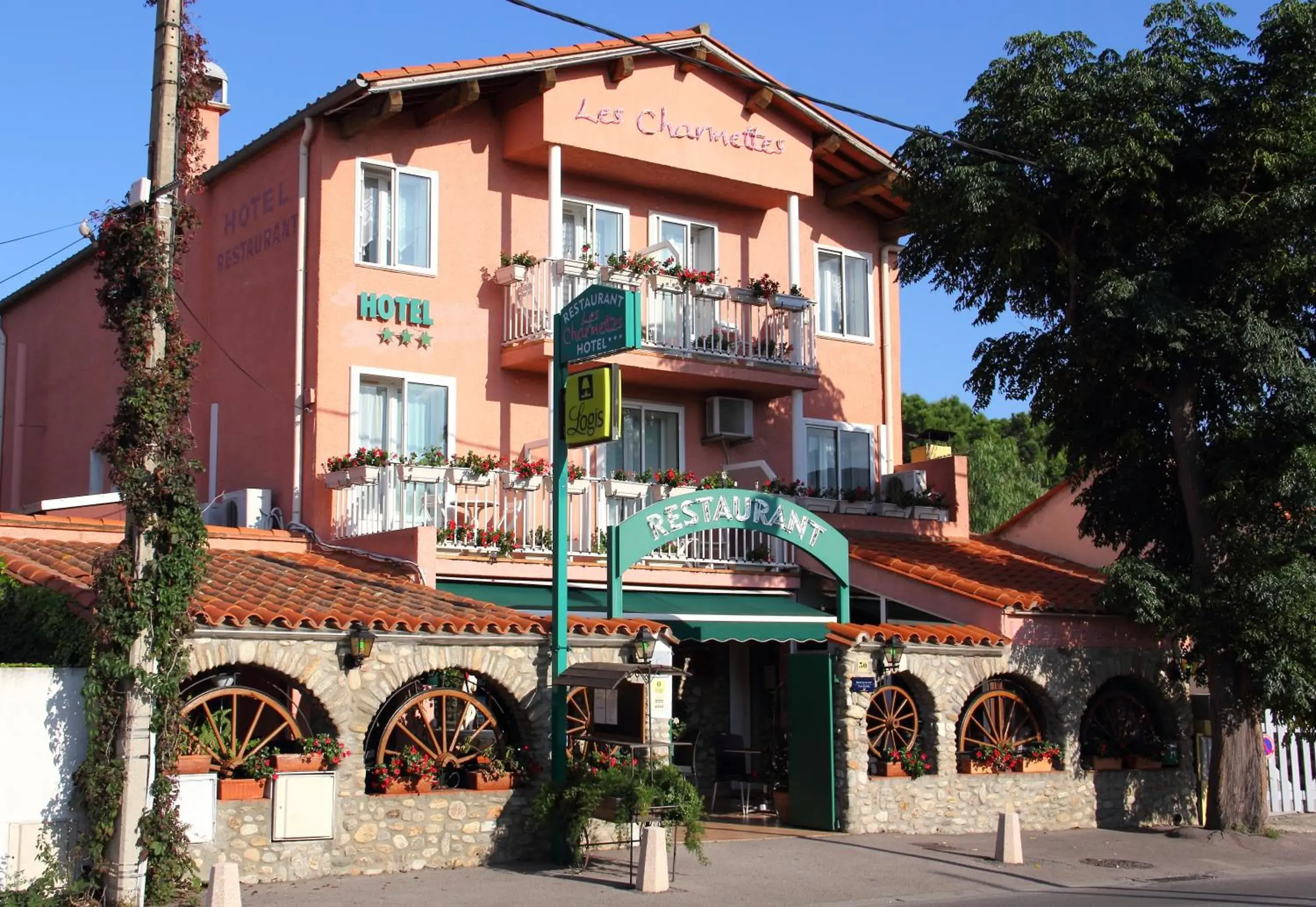Facade/entrance in Logis Hôtel Restaurant les Charmettes Facade/entrance in Logis Hôtel Restaurant les Charmettes