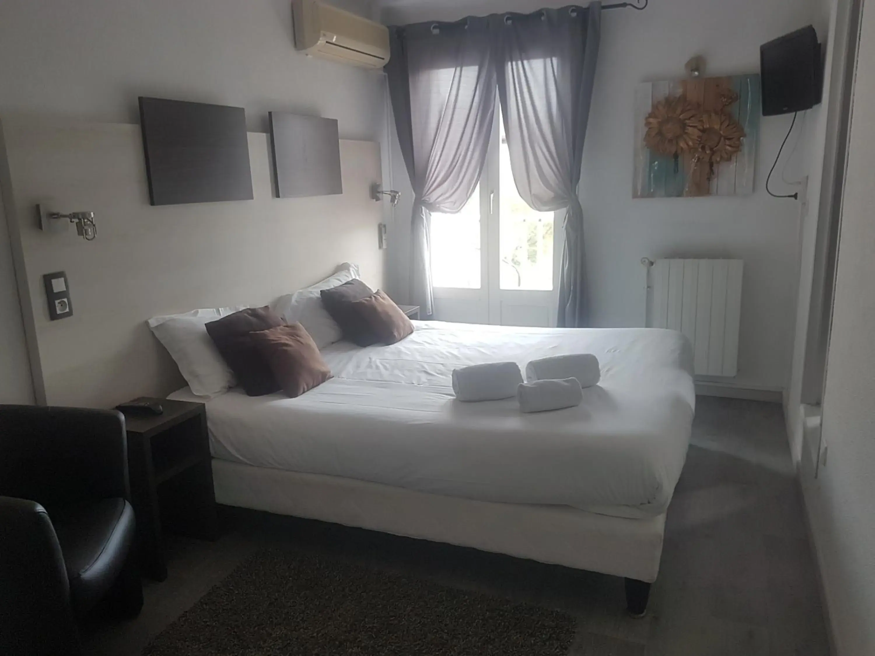 Photo of the whole room, Bed in Logis Hôtel Restaurant les Charmettes Photo of the whole room, Bed in Logis Hôtel Restaurant les Charmettes