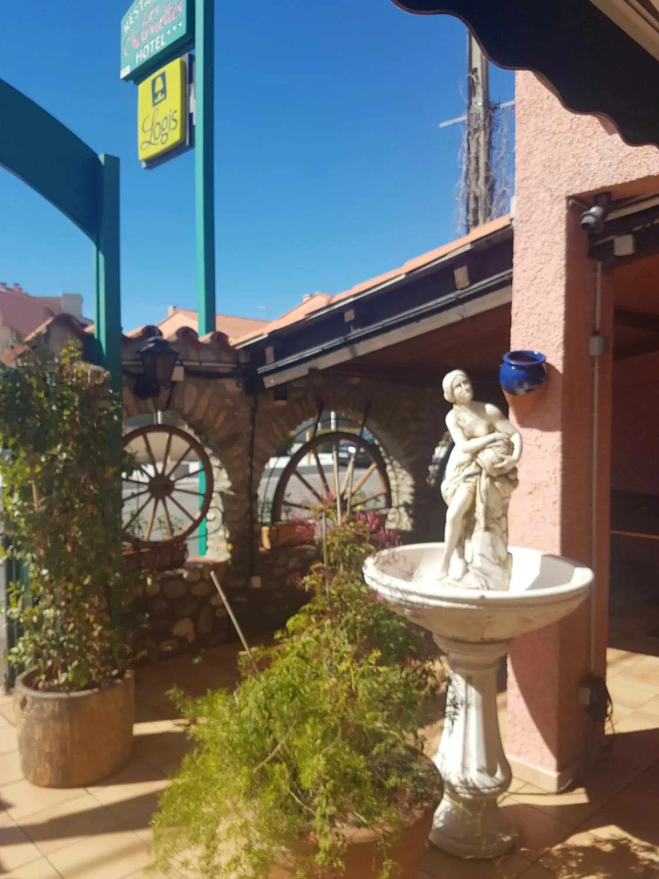 Patio in Logis Hôtel Restaurant les Charmettes Patio in Logis Hôtel Restaurant les Charmettes