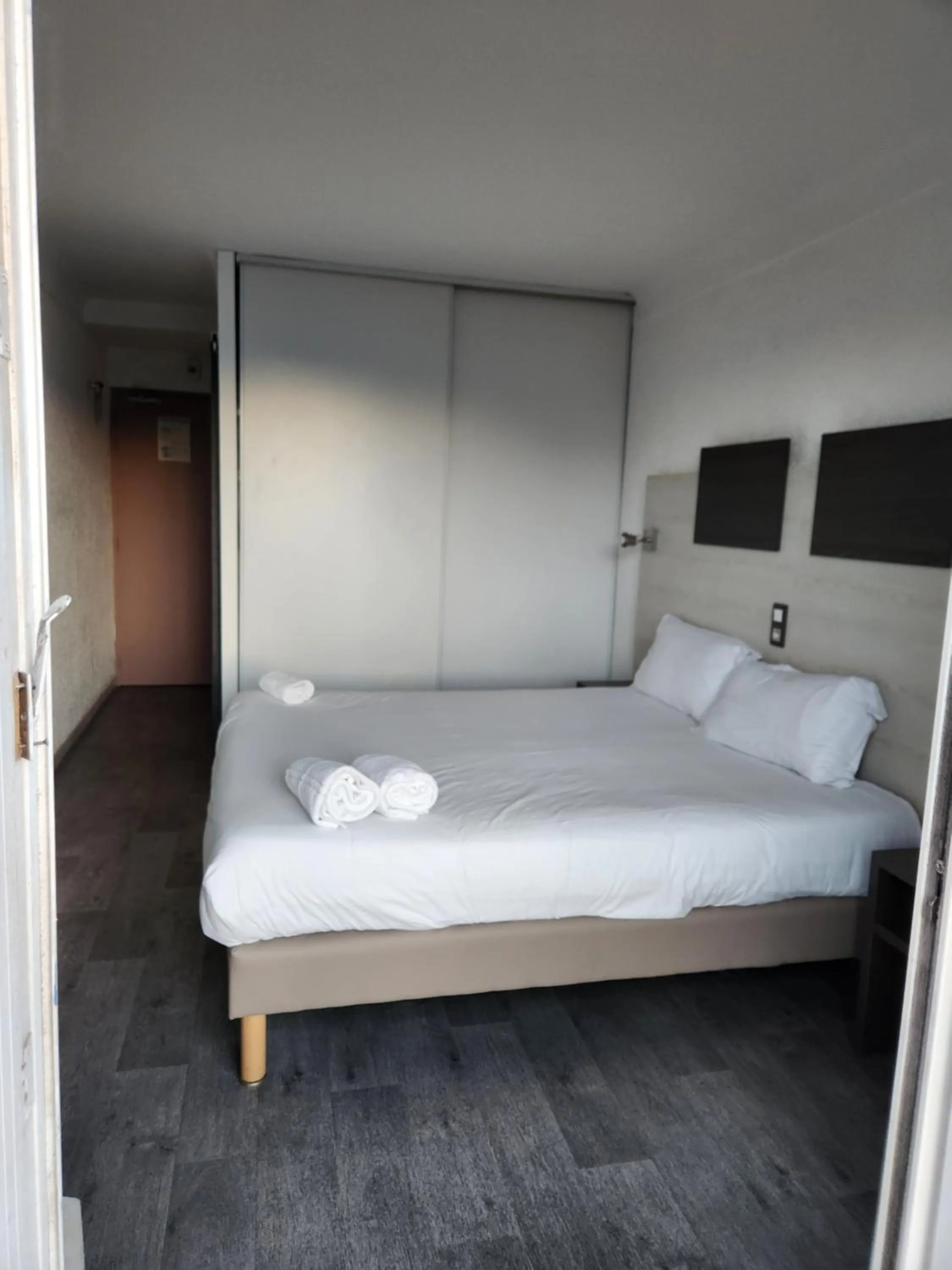 Bed in Logis Hôtel Restaurant les Charmettes