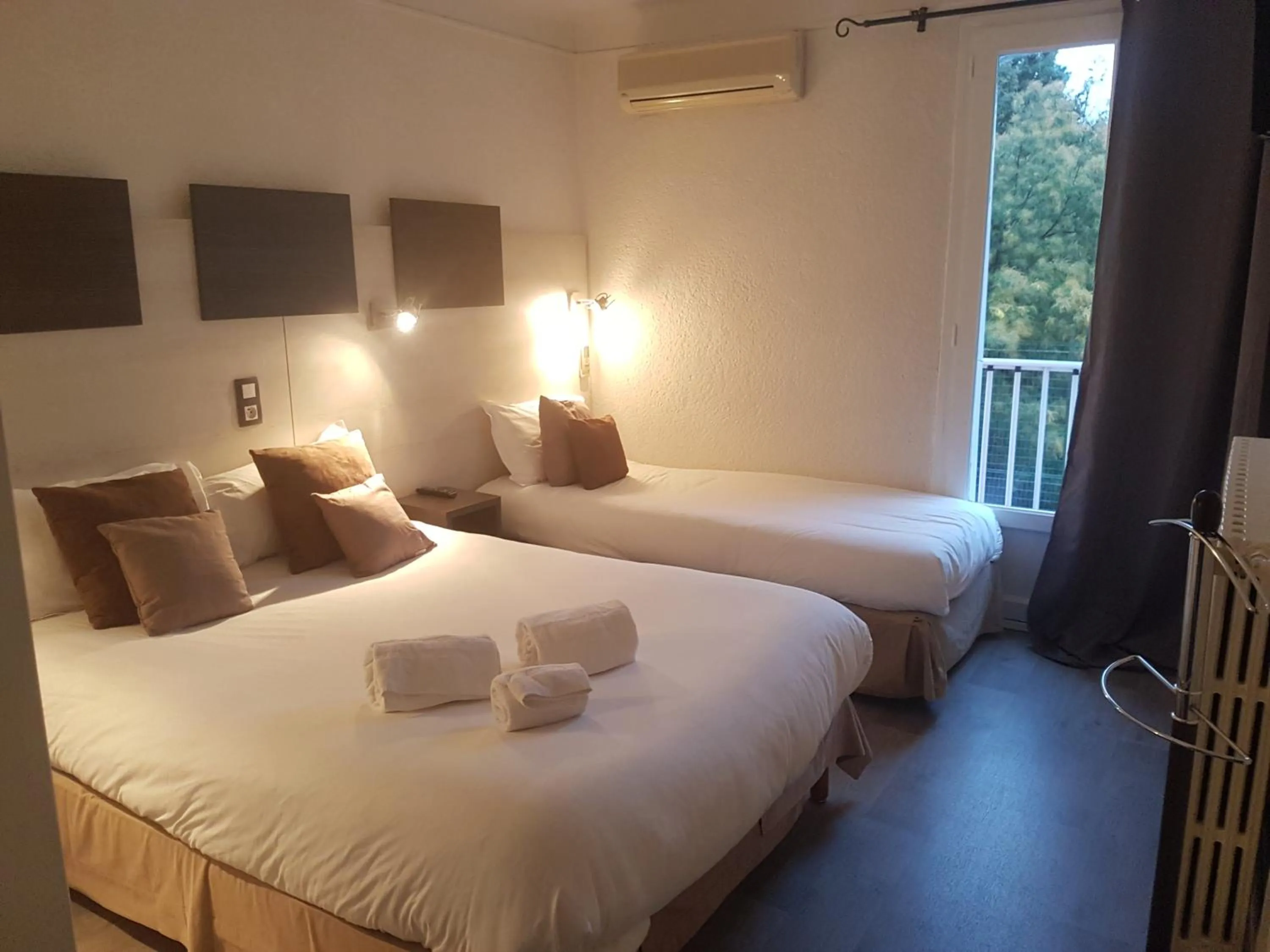 Bed in Logis Hôtel Restaurant les Charmettes