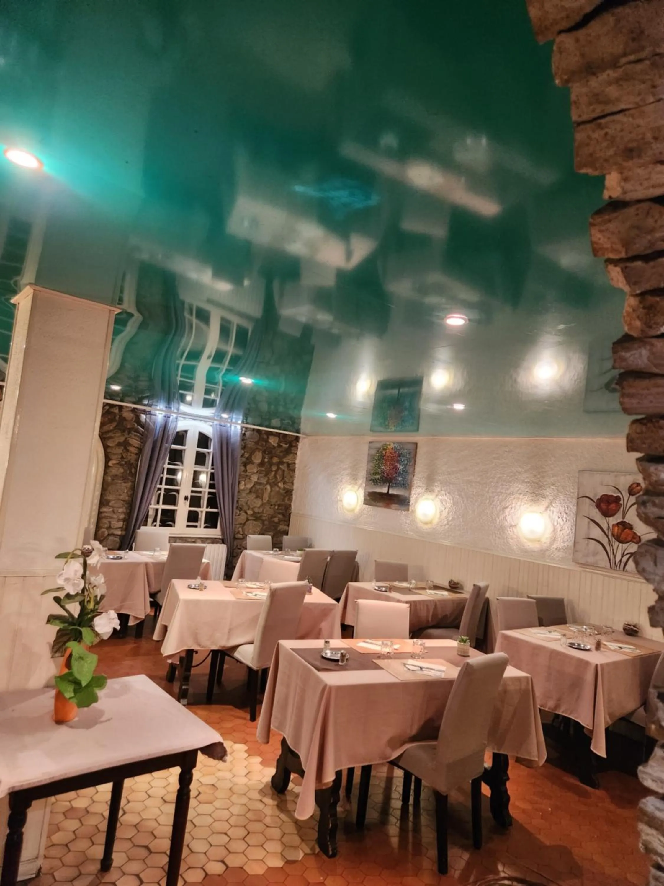 Logis Hôtel Restaurant les Charmettes