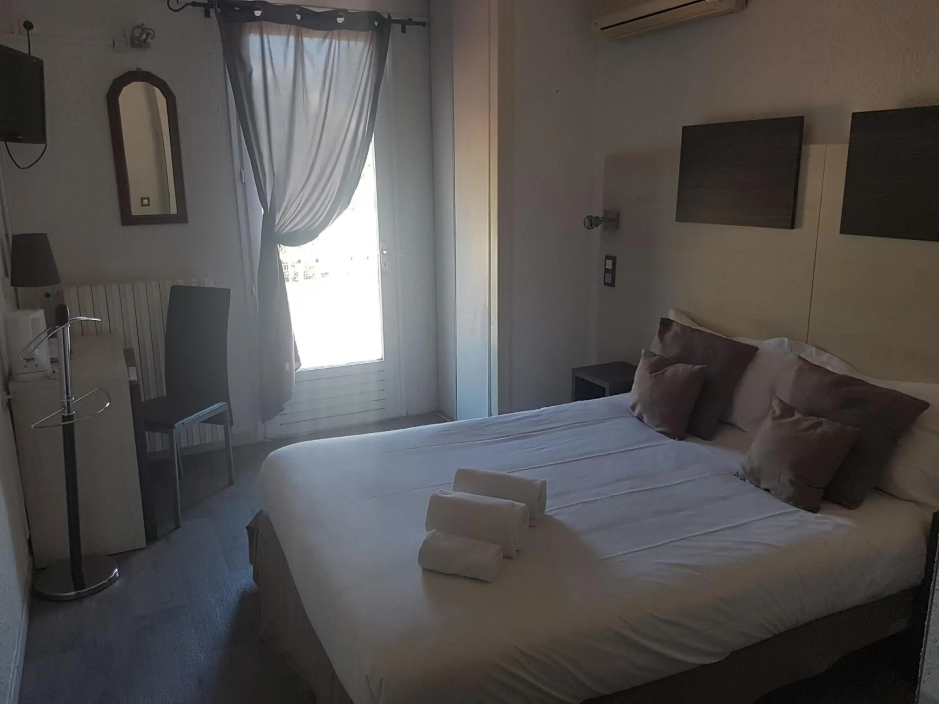 Photo of the whole room, Bed in Logis Hôtel Restaurant les Charmettes Photo of the whole room, Bed in Logis Hôtel Restaurant les Charmettes