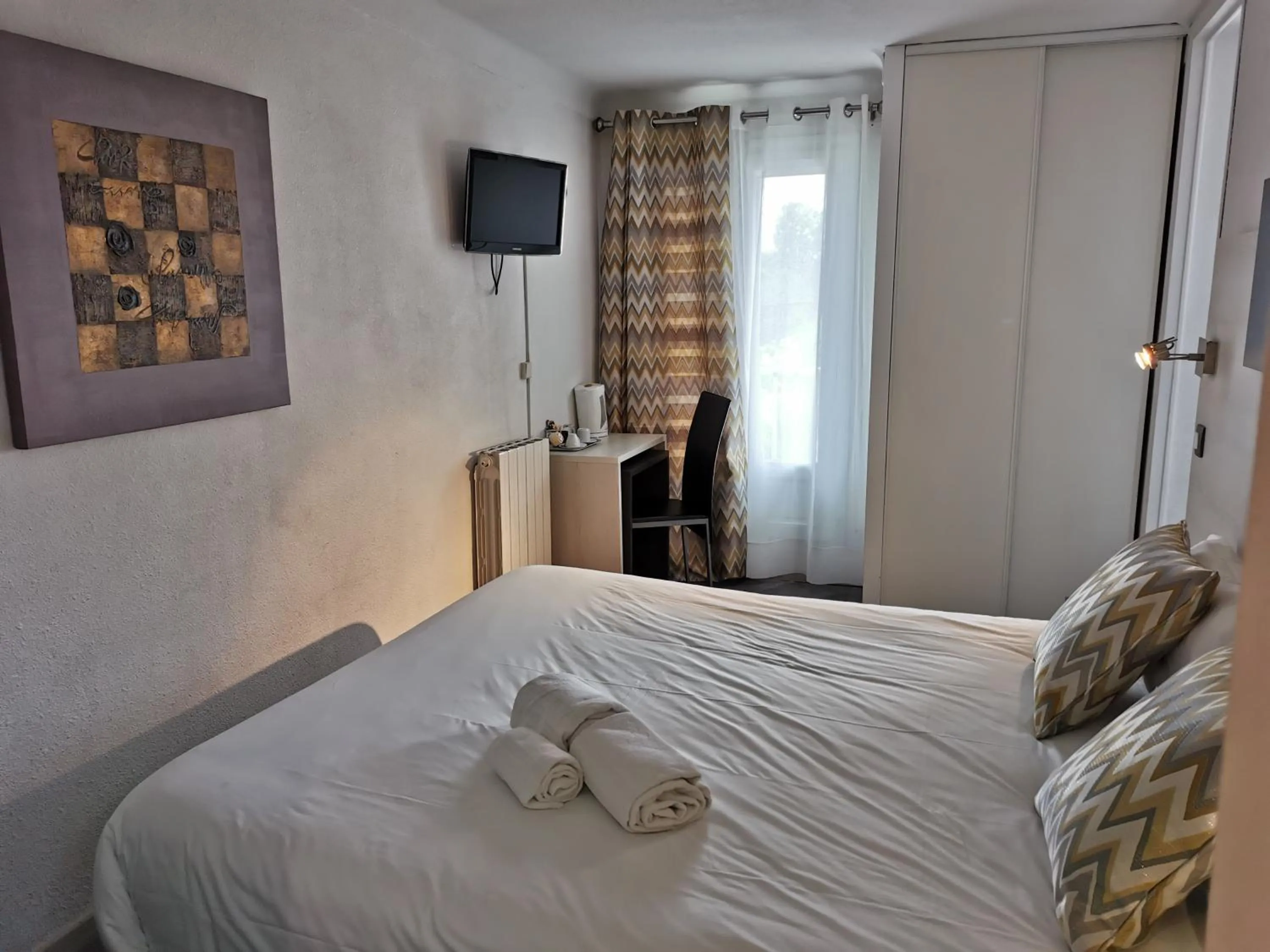 Bed in Logis Hôtel Restaurant les Charmettes