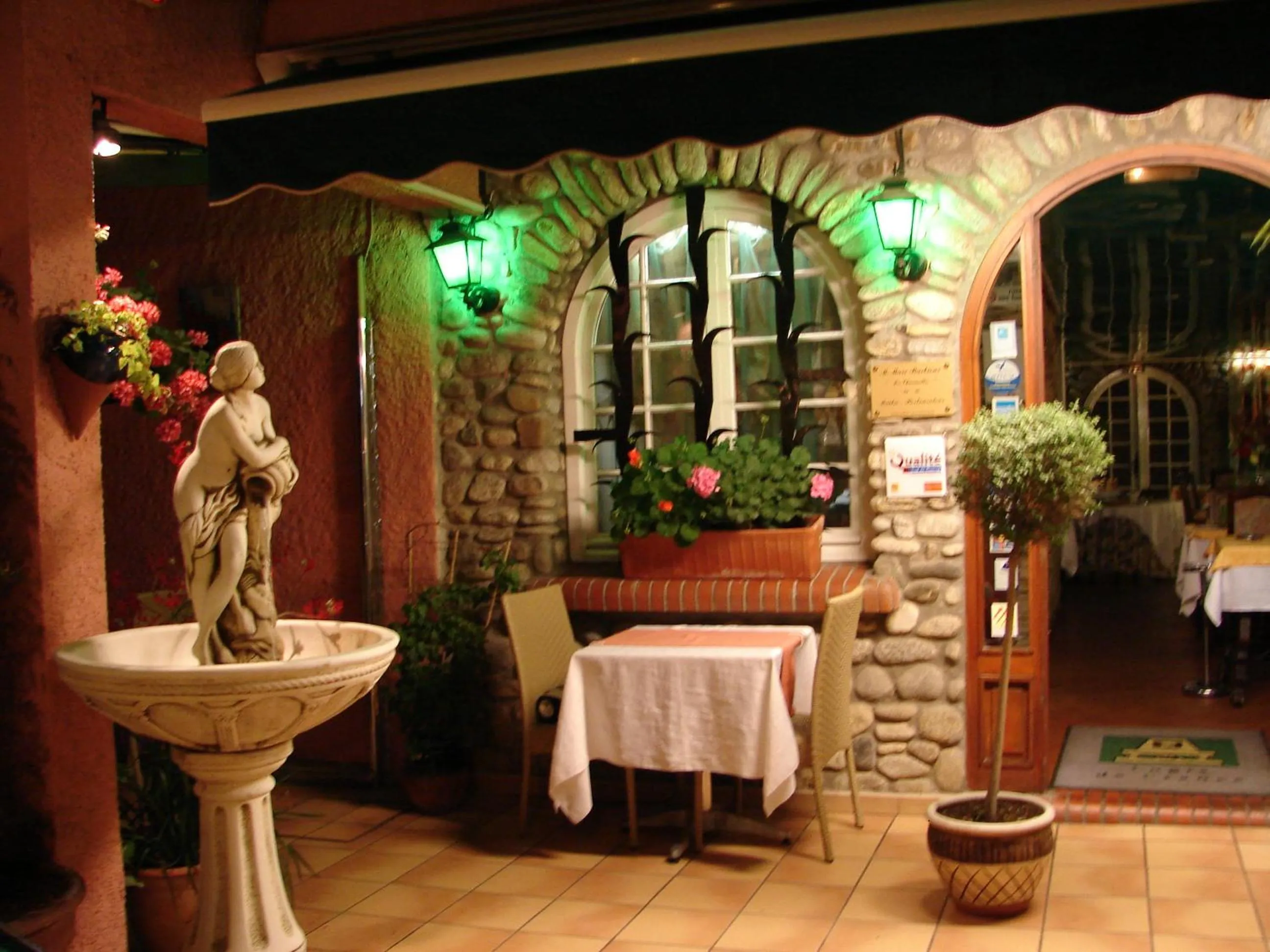 Restaurant/places to eat in Logis Hôtel Restaurant les Charmettes