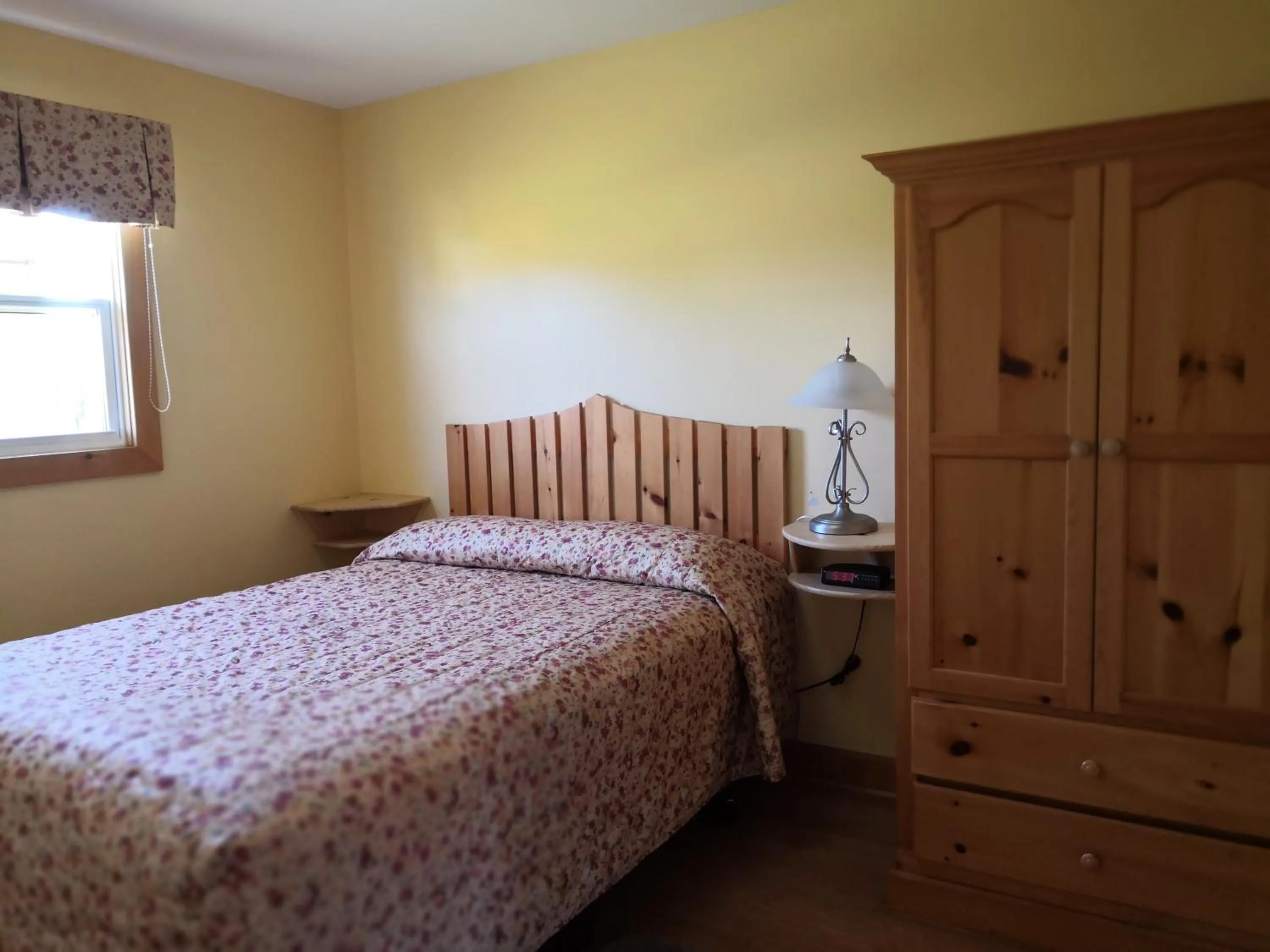 Bed in Cavendish Country Inn & Cottages