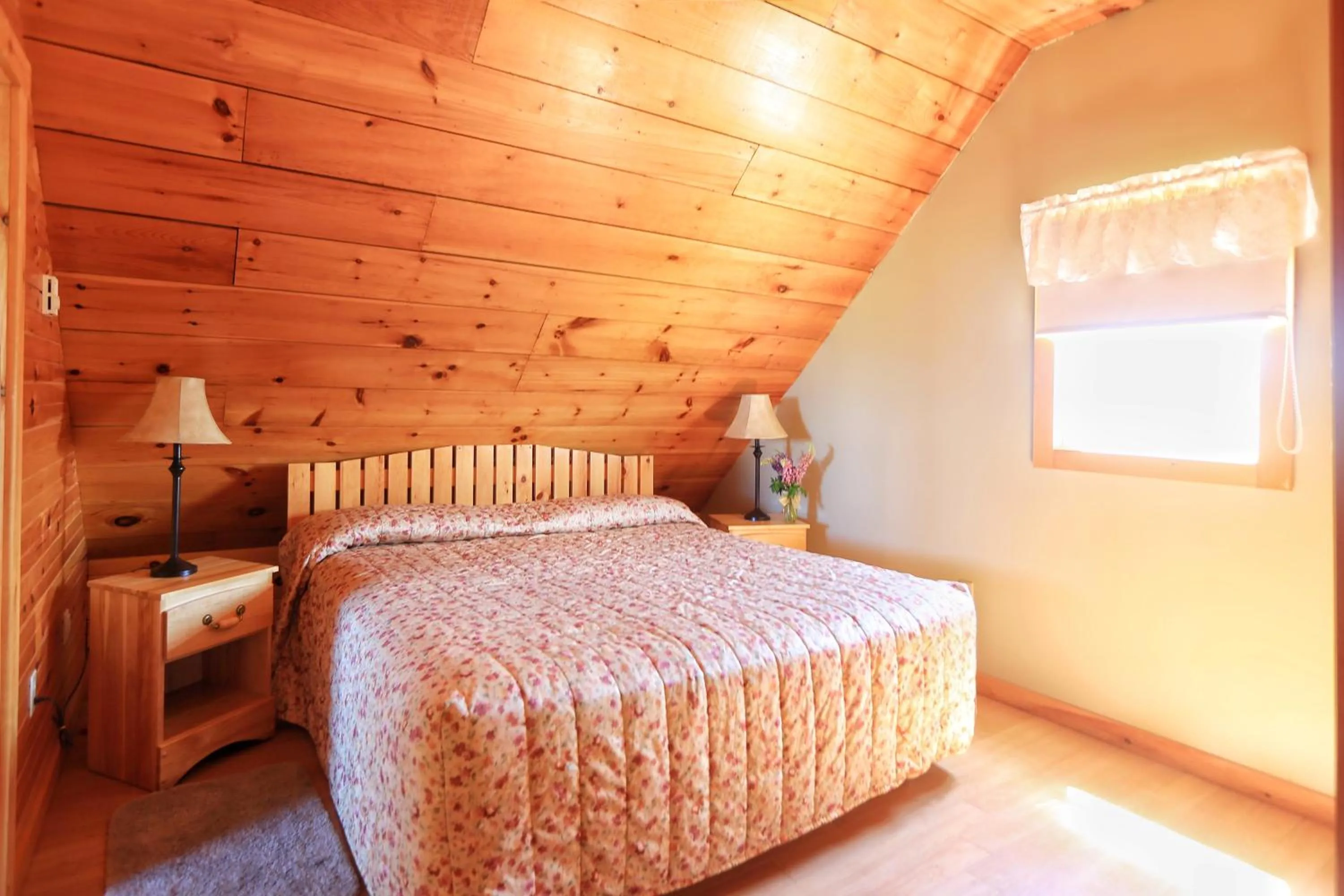 Bed in Cavendish Country Inn & Cottages