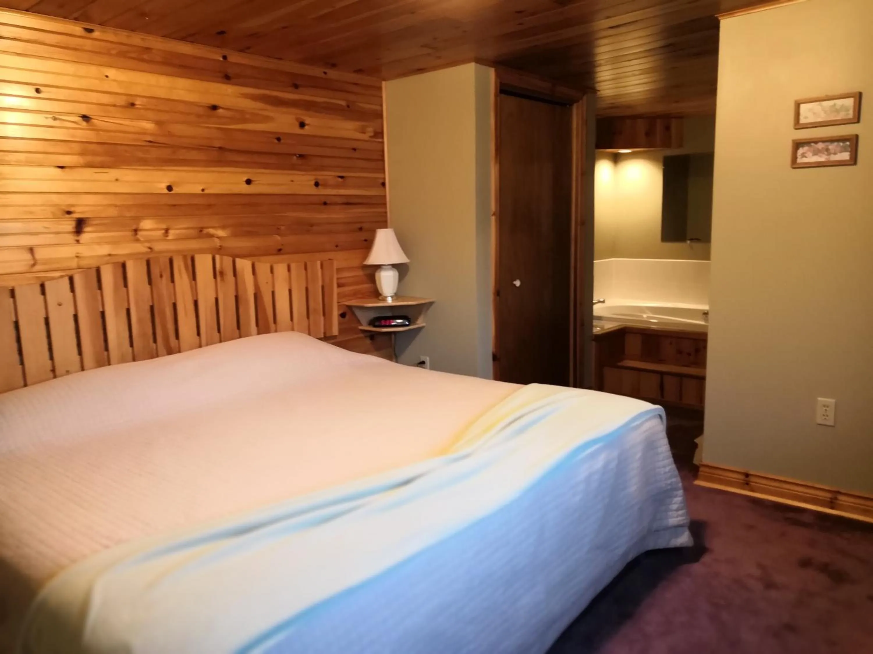 Bed in Cavendish Country Inn & Cottages