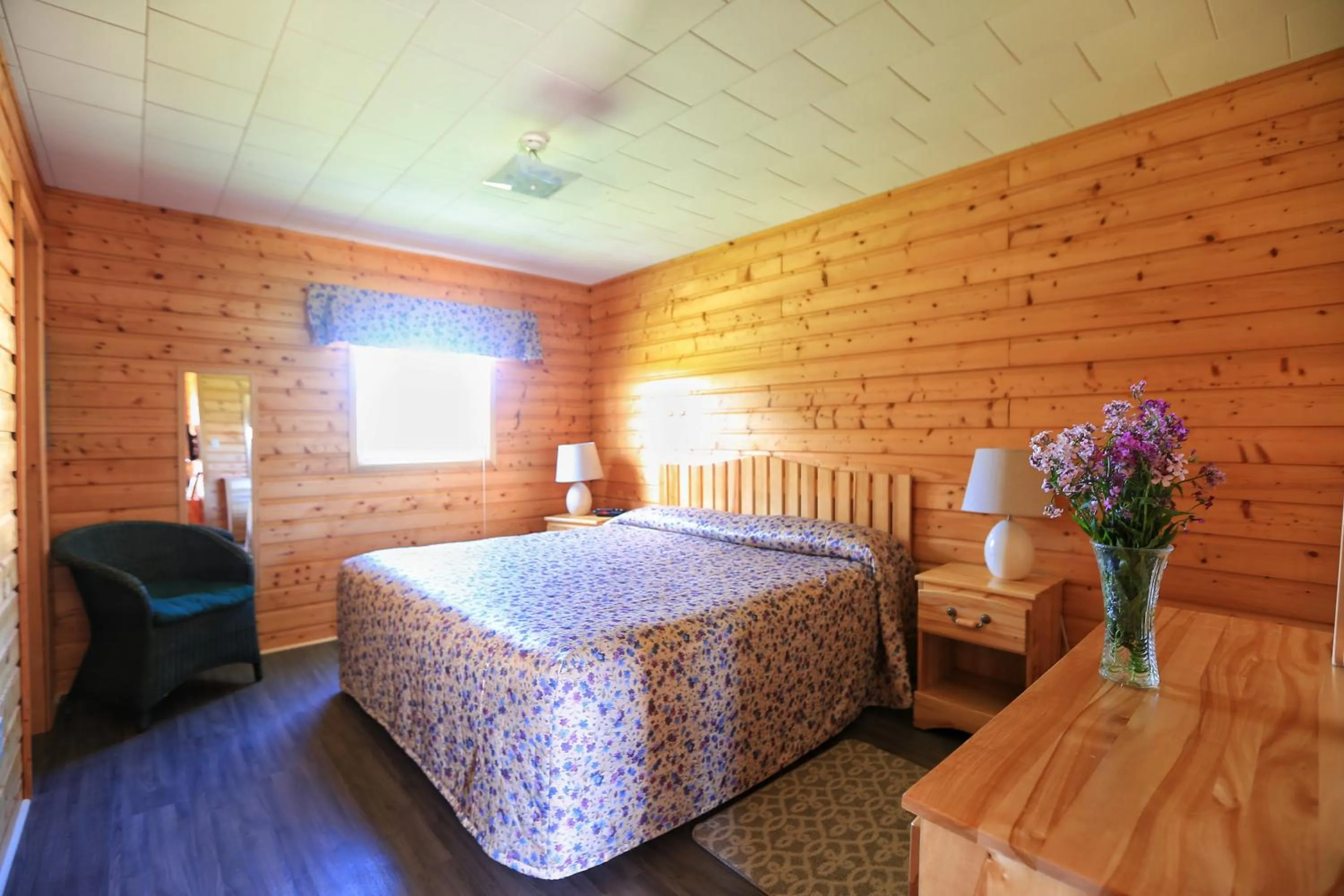 Bed in Cavendish Country Inn & Cottages