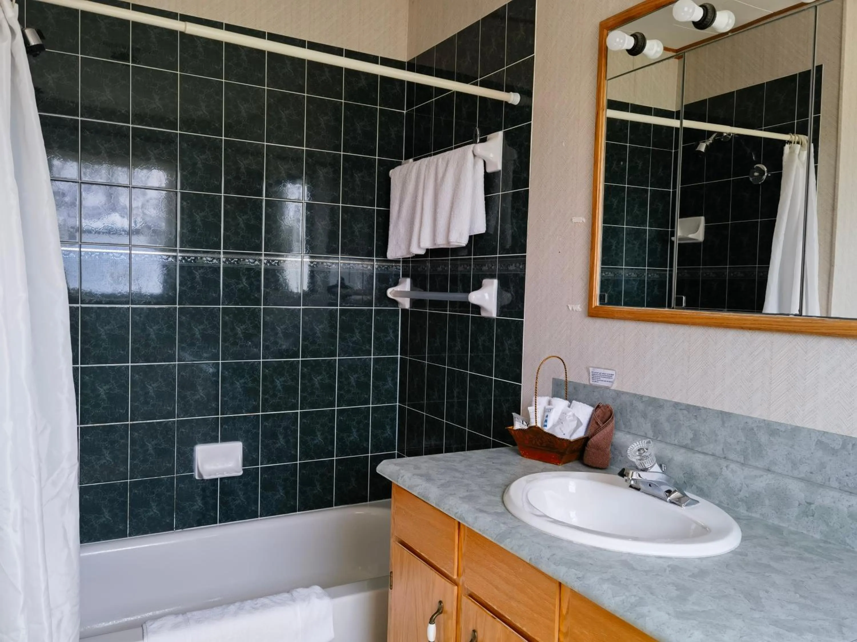 Cavendish Country Inn & Cottages