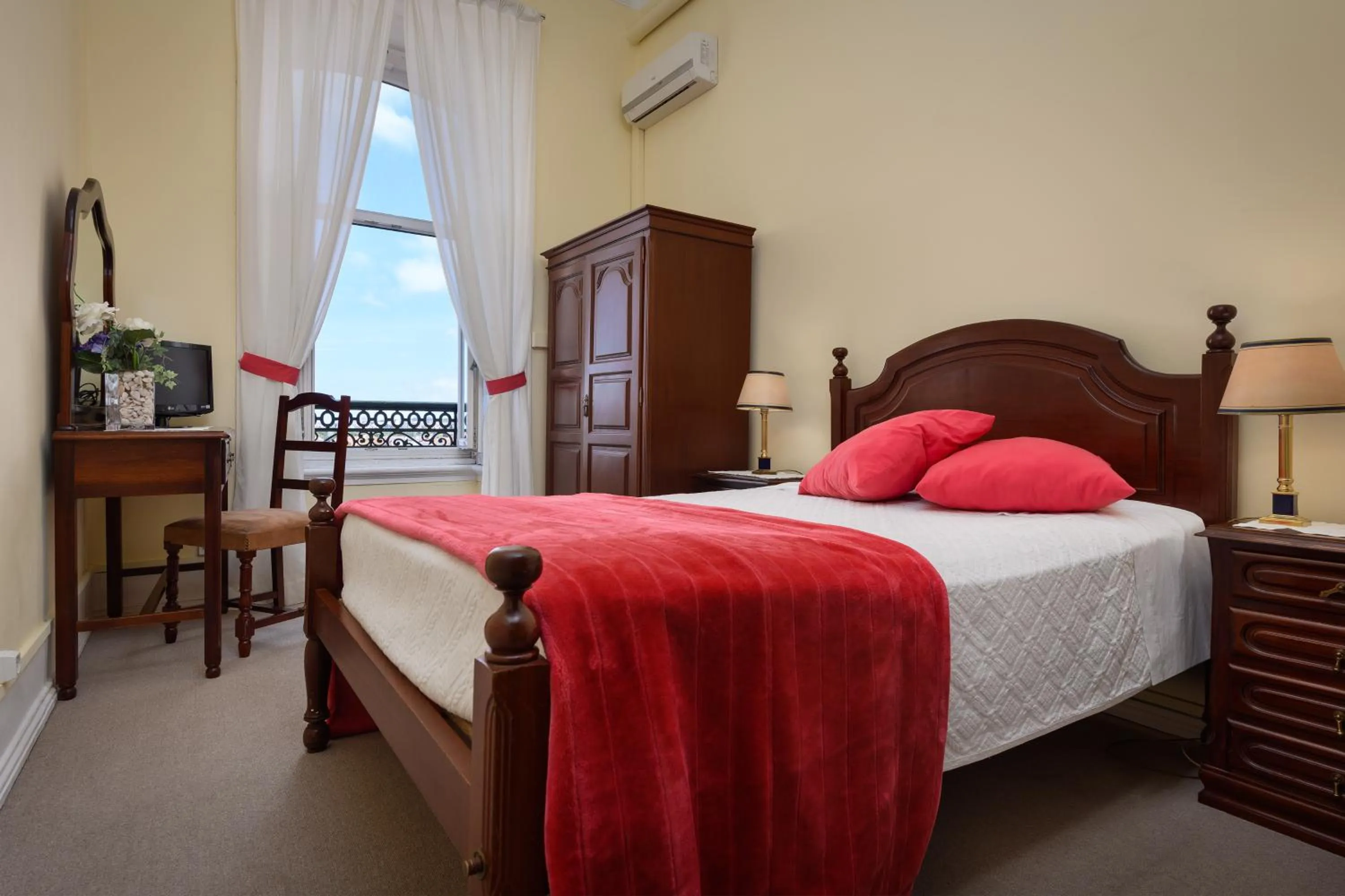 Double Room with Shared Bathroom in Pensão Londres