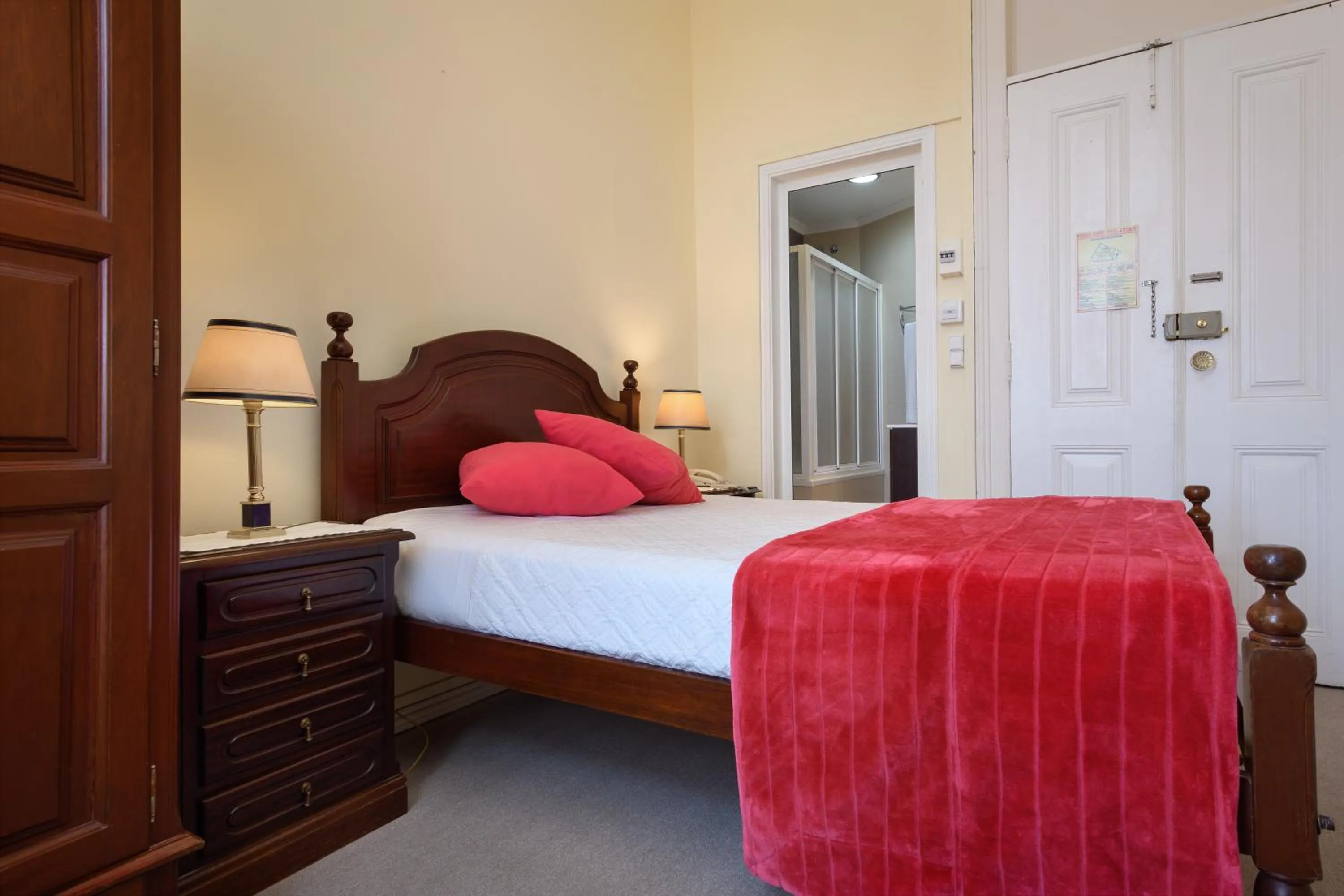 Standard Double or Twin Room with Private Bathroom in Pensão Londres