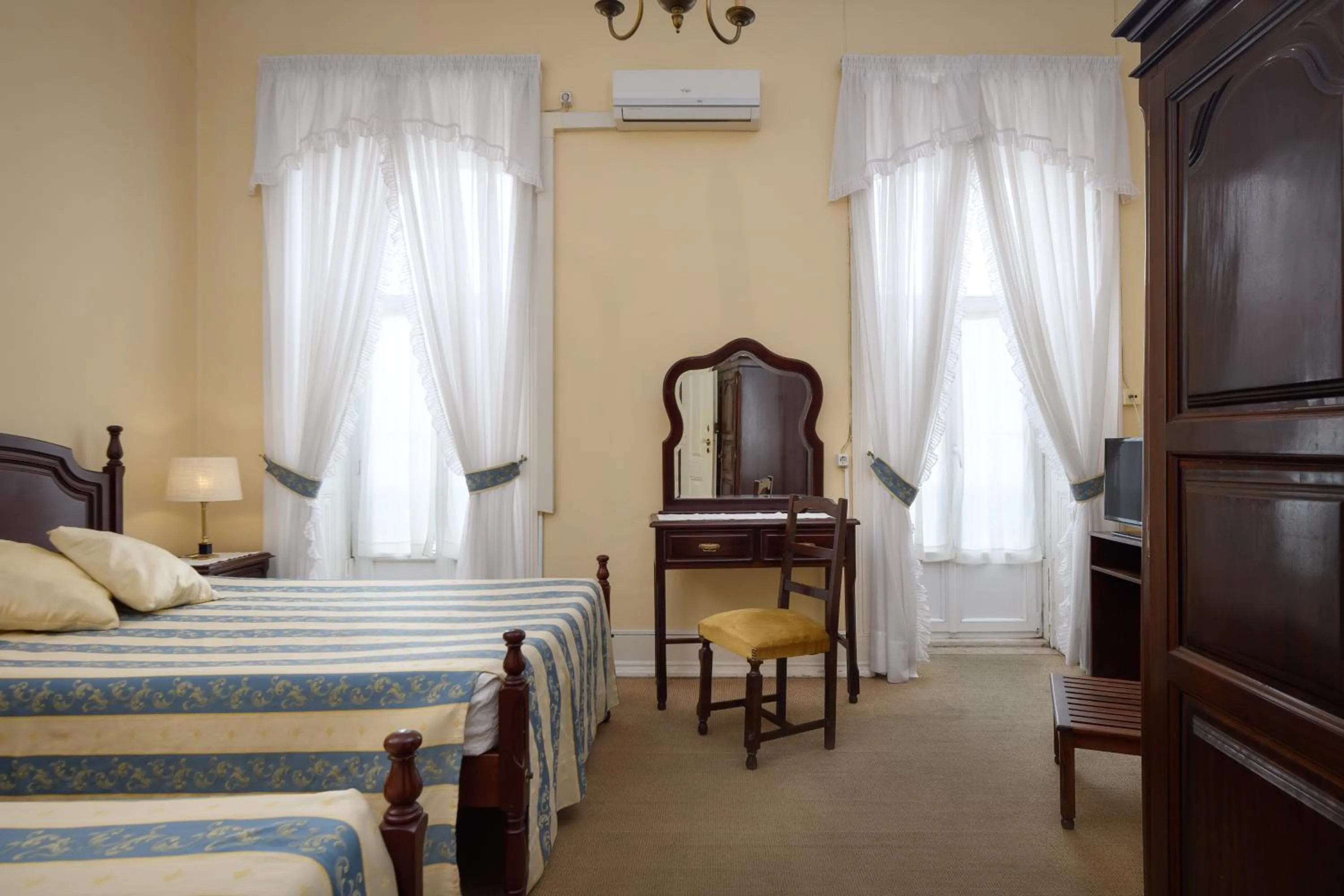 Triple Room with Private Bathroom in Pensão Londres