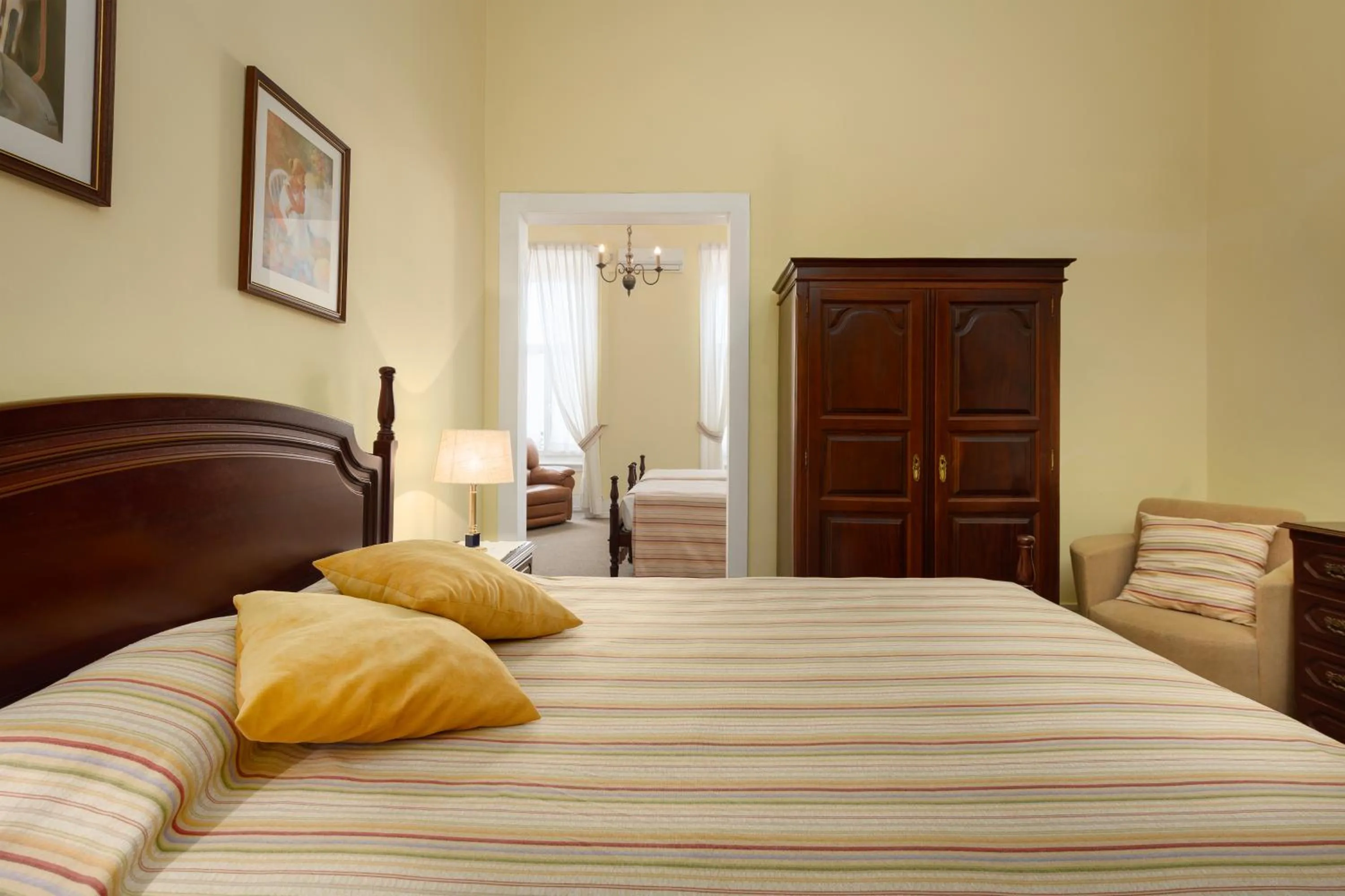 Family Room with Private Bathroom in Pensão Londres