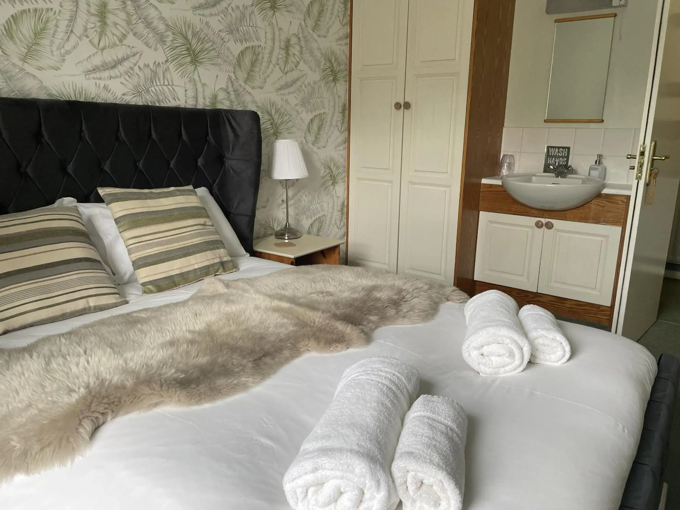 Double Room with Shared Bathroom in The Sun Inn Double Room with Shared Bathroom in The Sun Inn