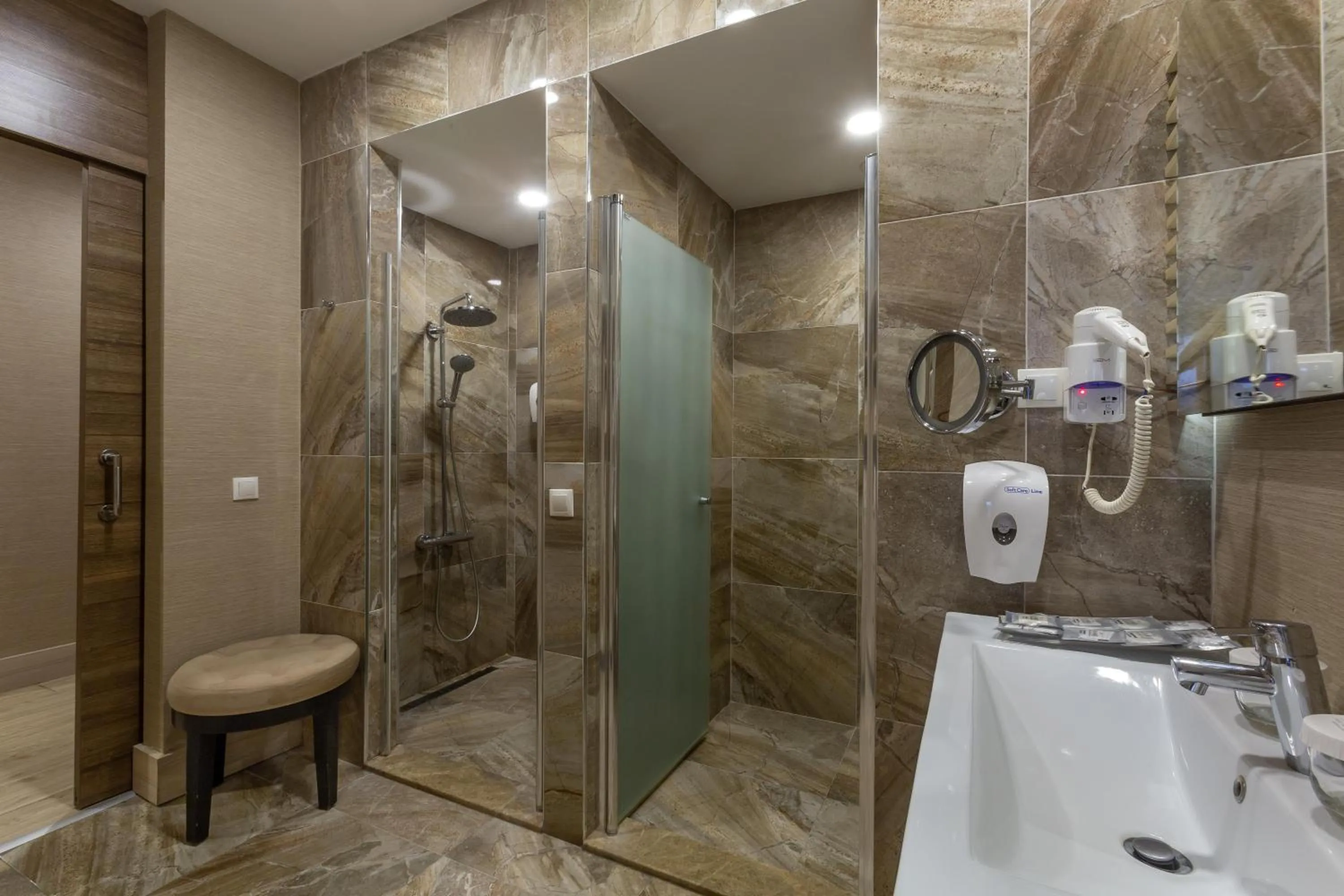 Shower in Sianji Well-Being Resort