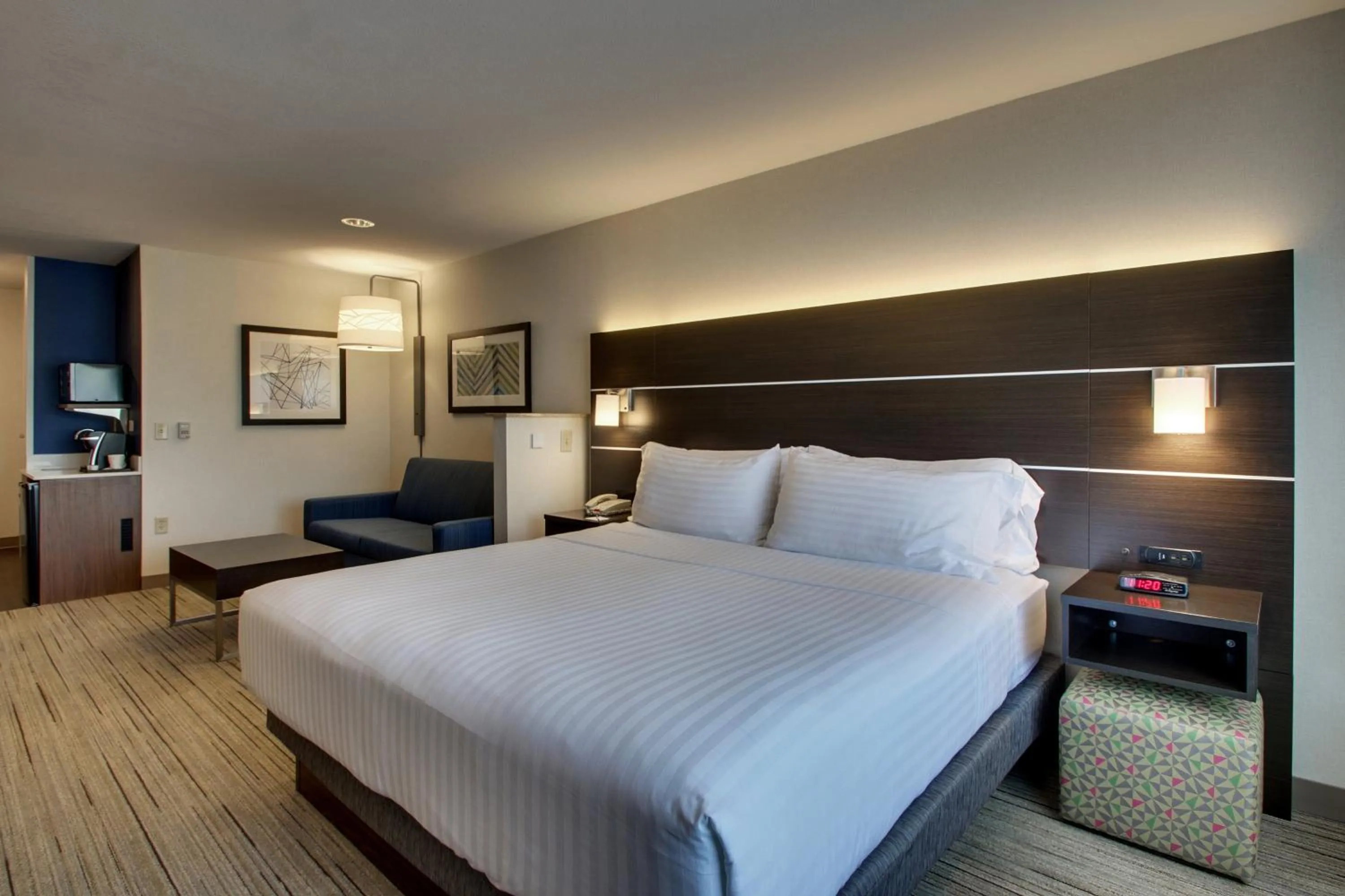 Photo of the whole room, Bed in Holiday Inn Express Hotel & Suites Morris by IHG