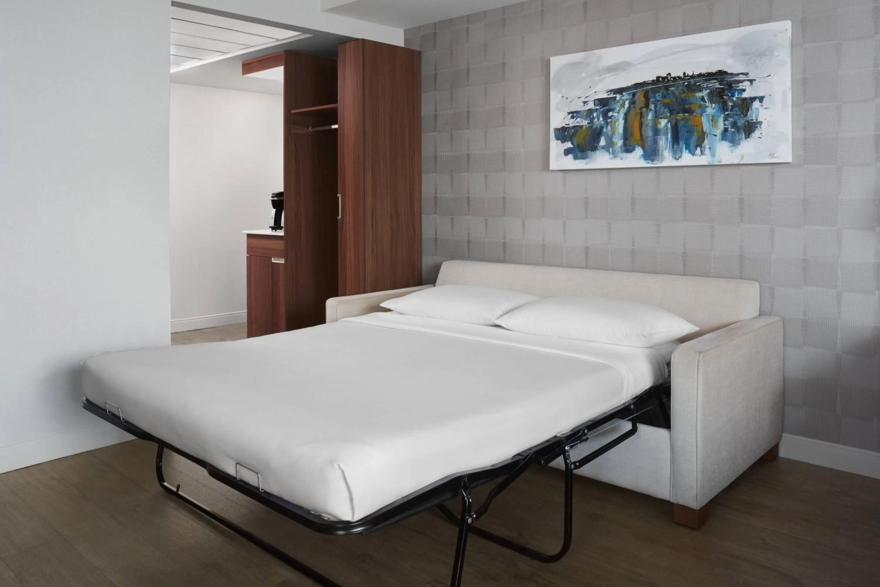 Photo of the whole room, Bed in Delta Hotels by Marriott Trois Rivieres Conference Centre