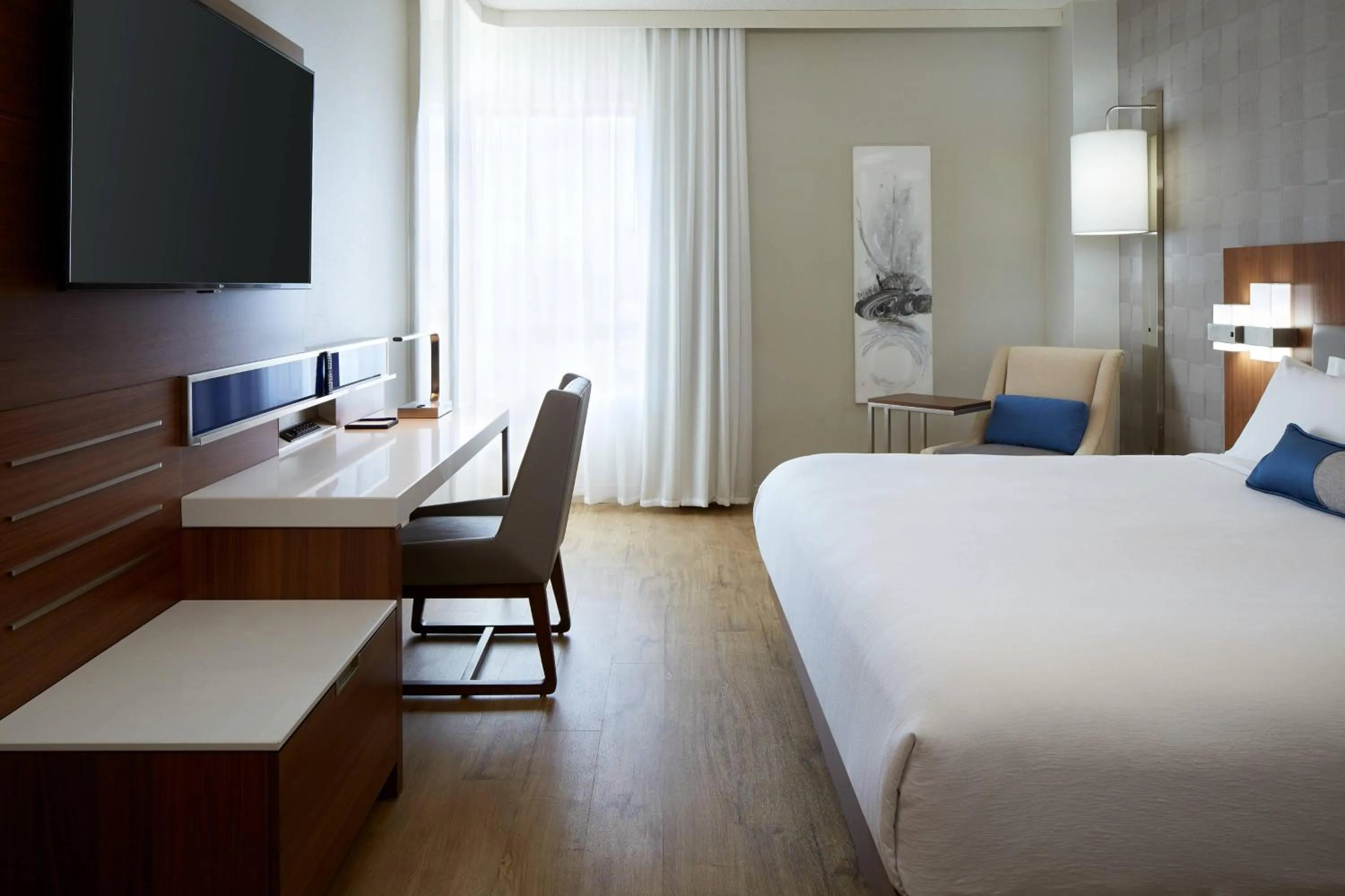 Photo of the whole room, Bed in Delta Hotels by Marriott Trois Rivieres Conference Centre