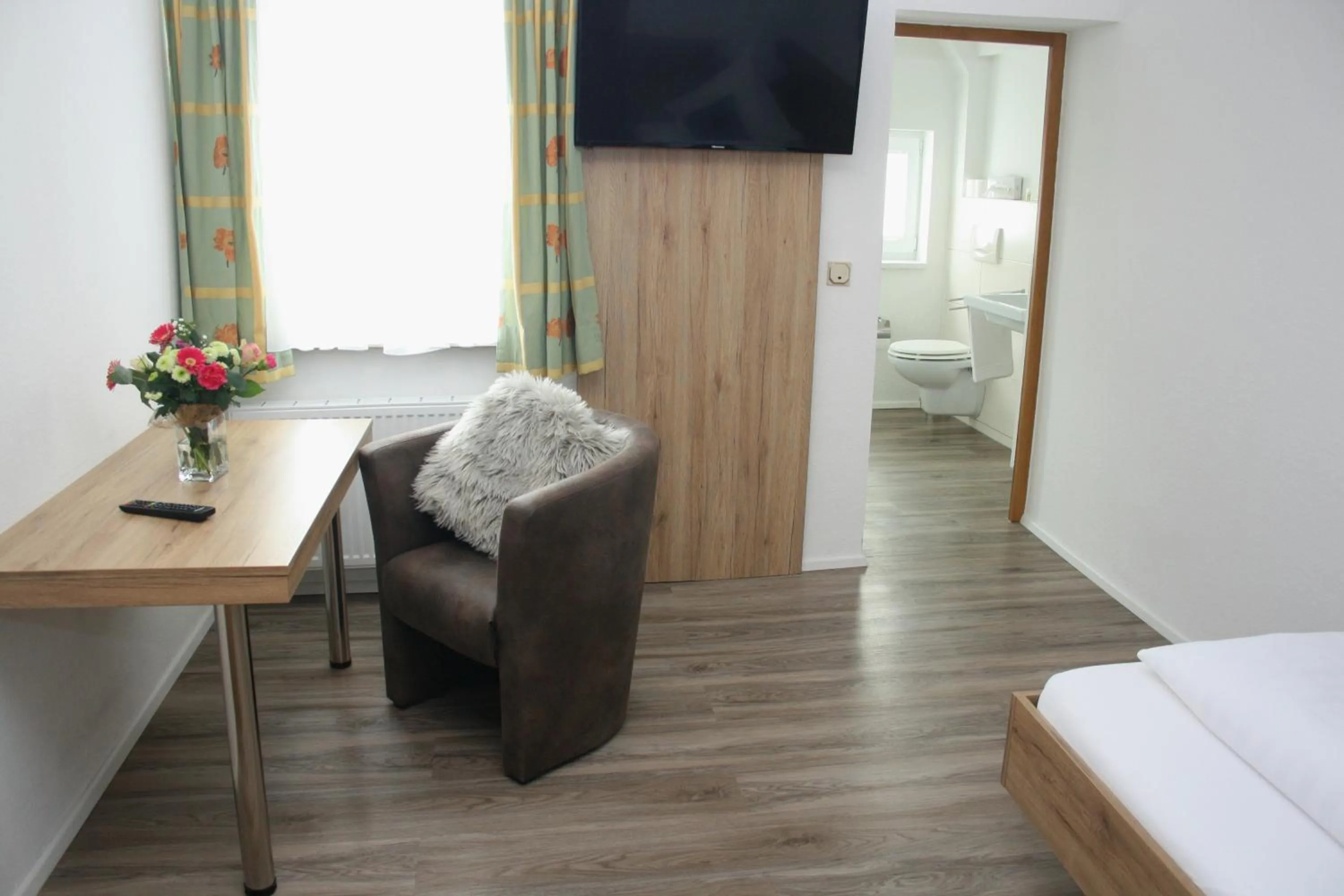 Bedroom, Bed in Hotel Landgasthof Grüner Baum