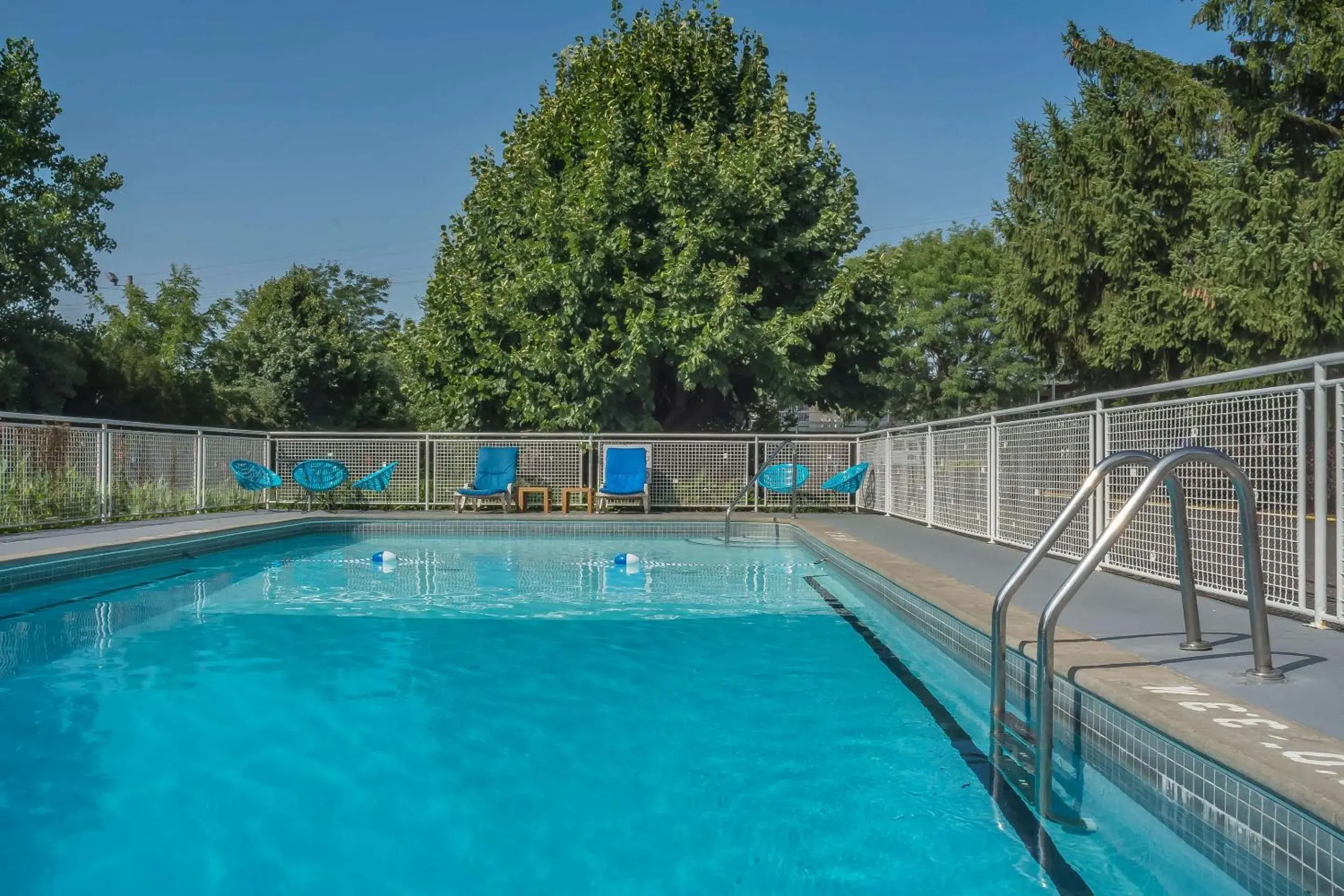 Swimming pool in Rodeway Inn Fallsview Swimming pool in Rodeway Inn Fallsview