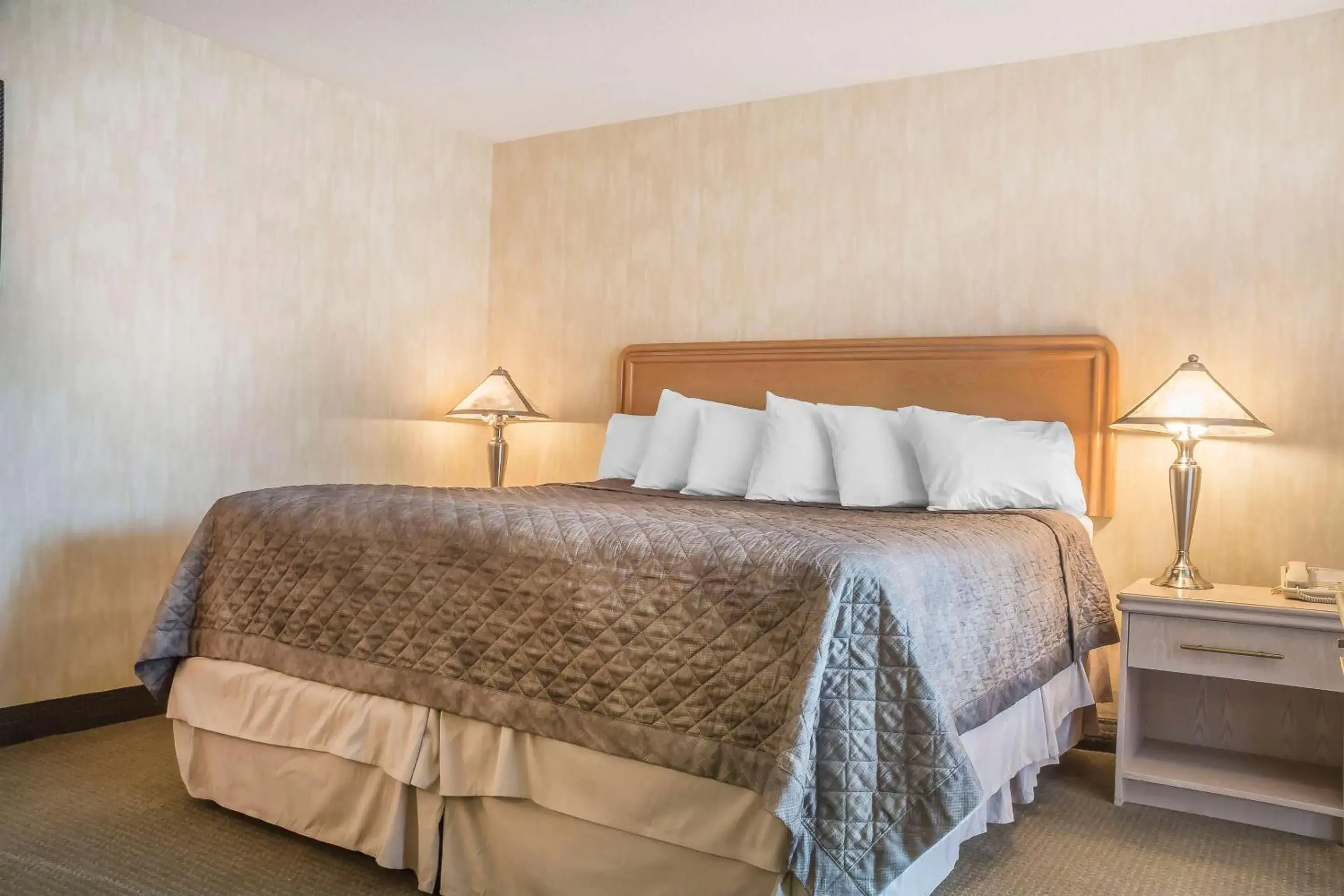 Bedroom in Rodeway Inn Fallsview Bedroom in Rodeway Inn Fallsview