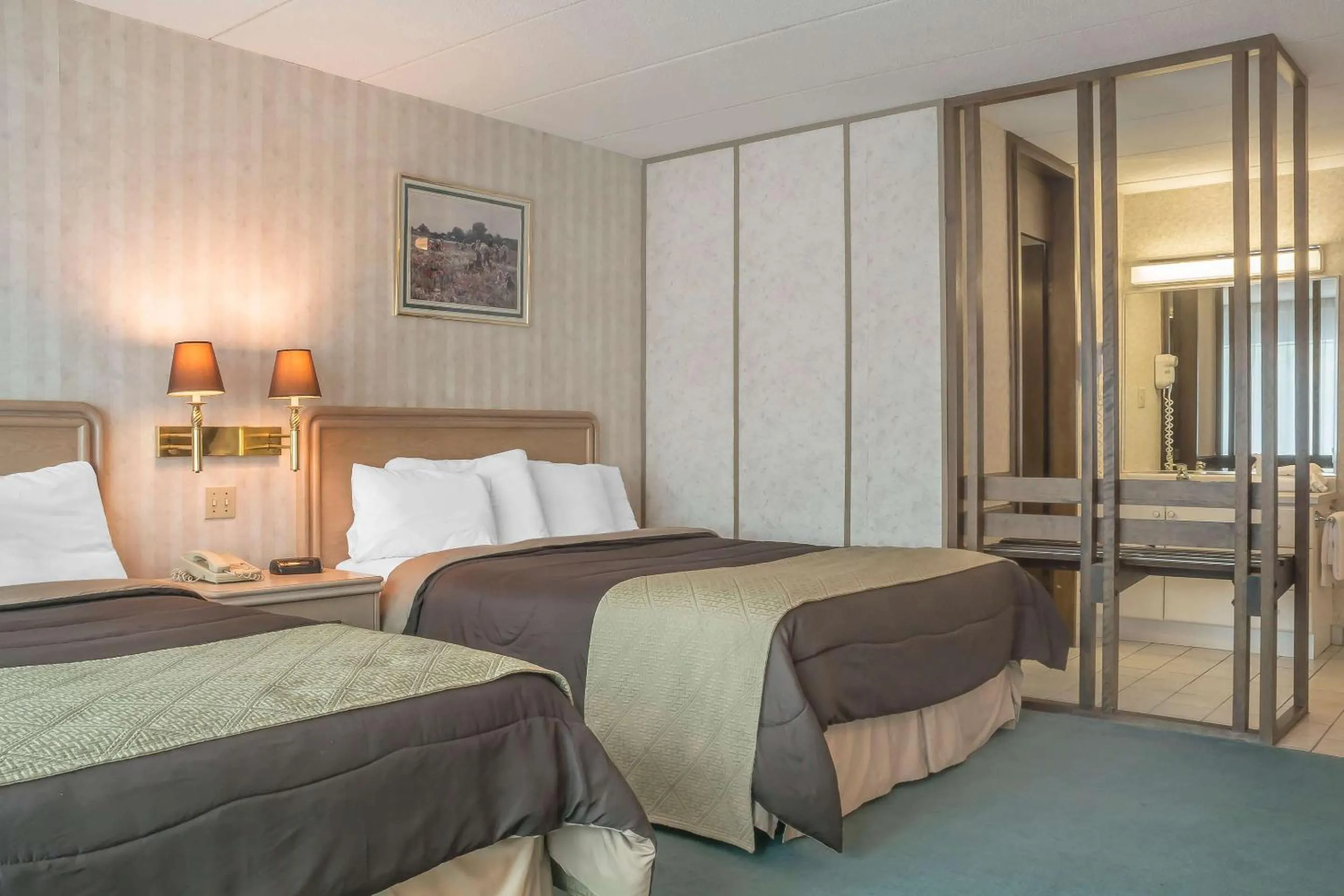 Bedroom in Rodeway Inn Fallsview