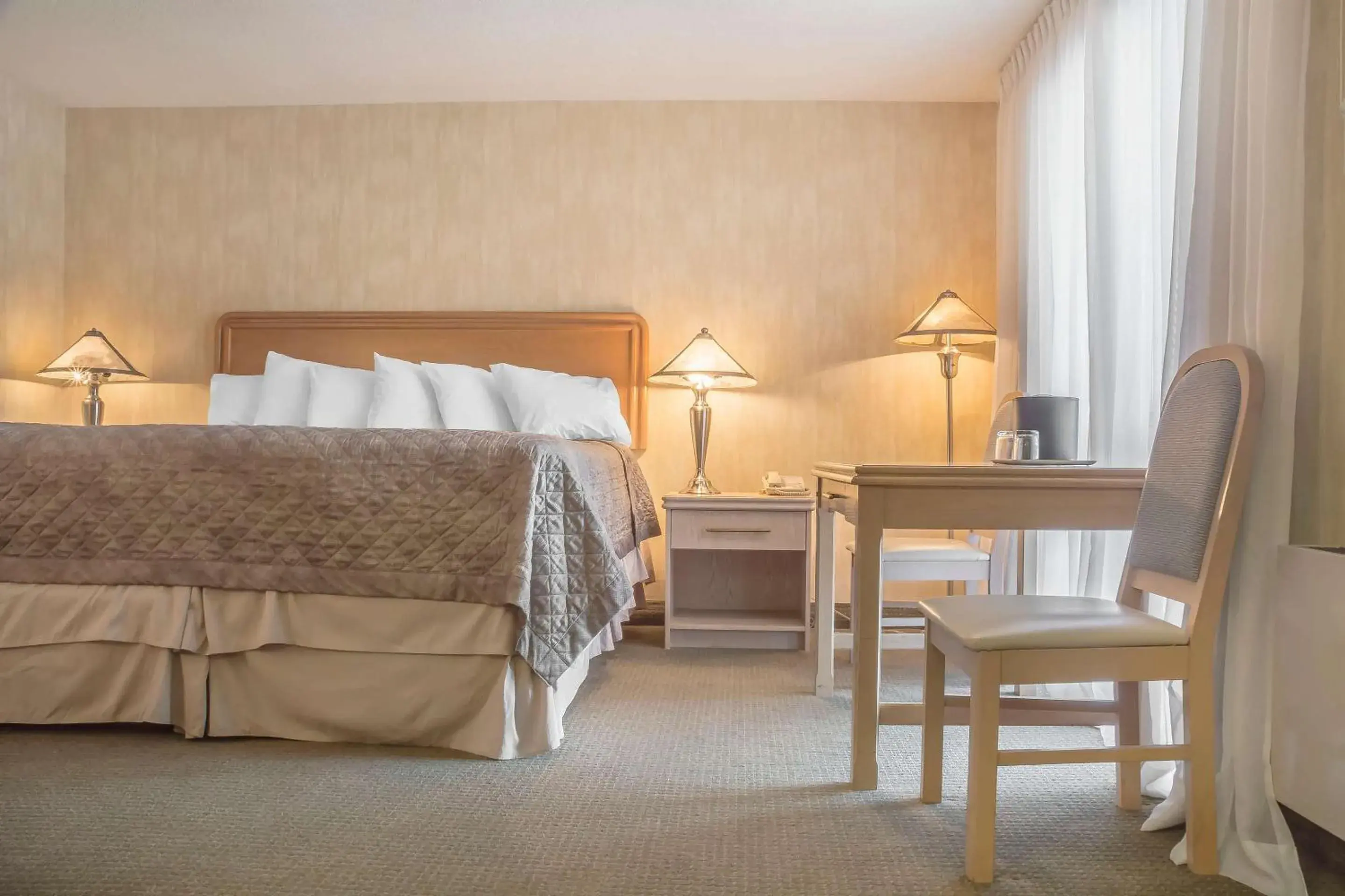 Bedroom in Rodeway Inn Fallsview Bedroom in Rodeway Inn Fallsview