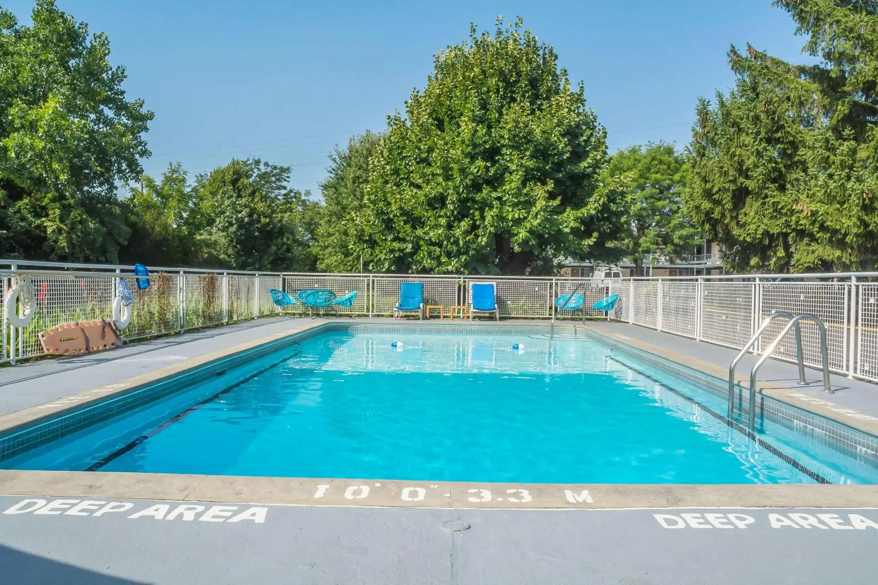 Swimming pool in Rodeway Inn Fallsview Swimming pool in Rodeway Inn Fallsview