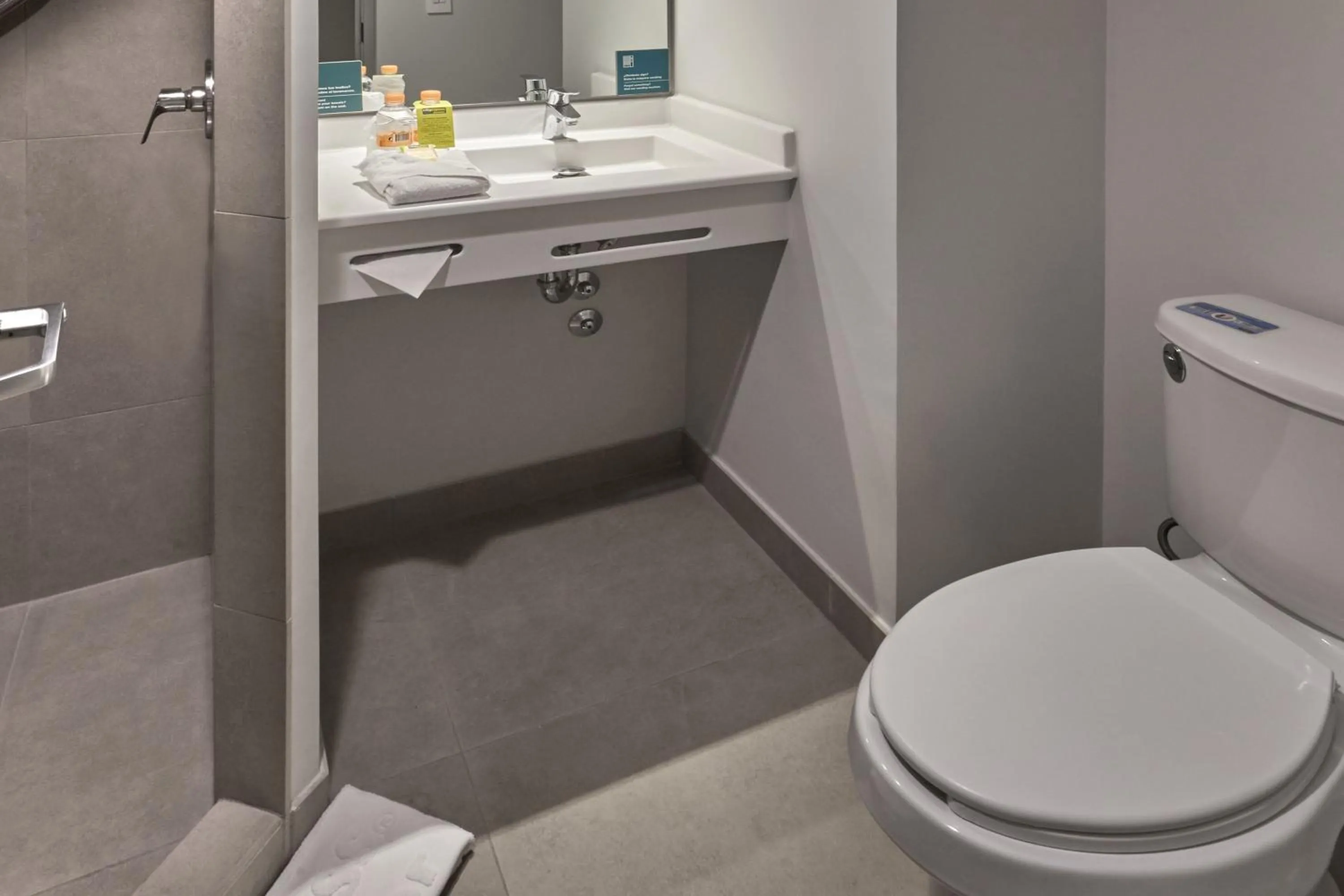 Bathroom in City Express Junior by Marriott Puebla Angelopolis