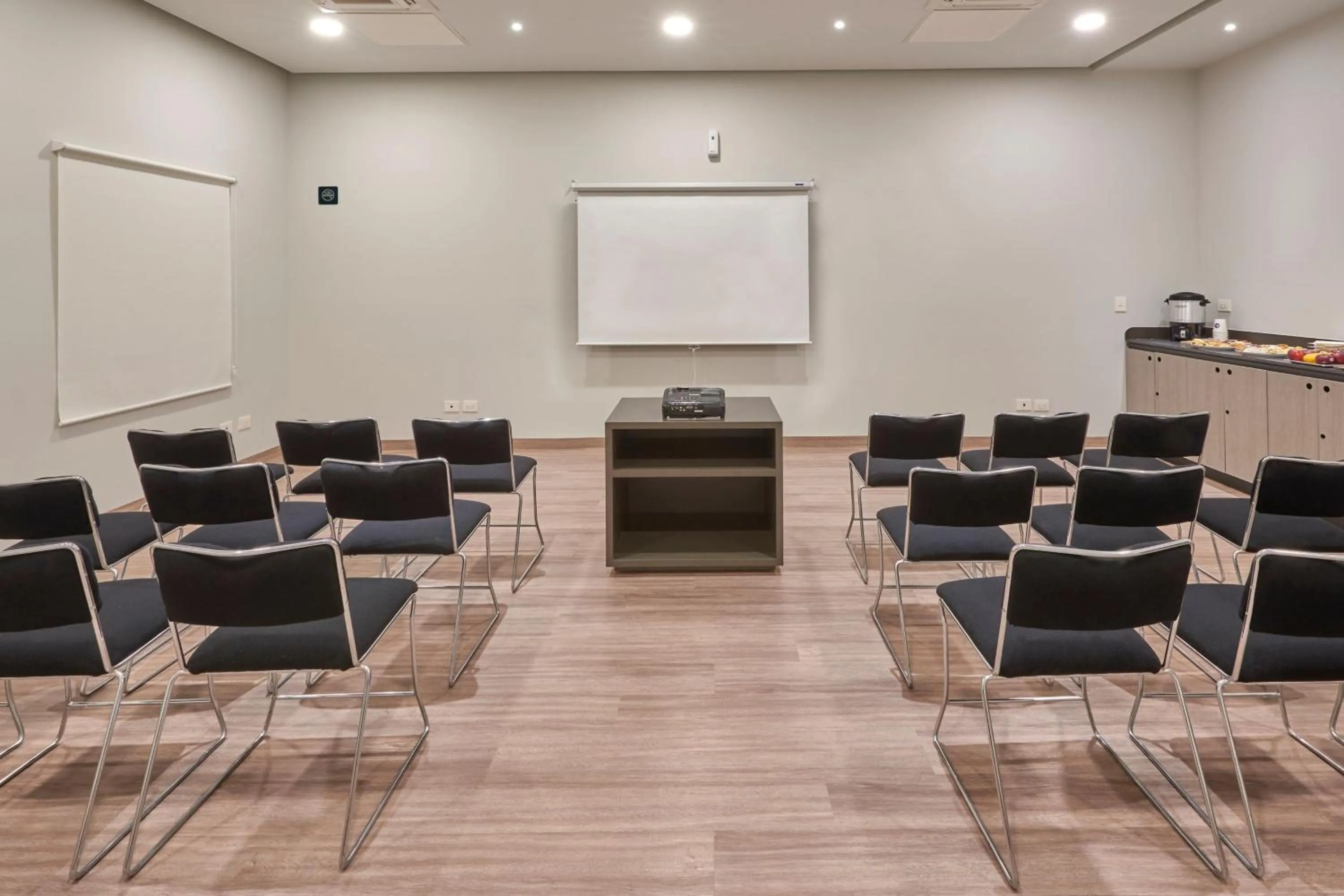 Meeting/conference room in City Express Junior by Marriott Puebla Angelopolis