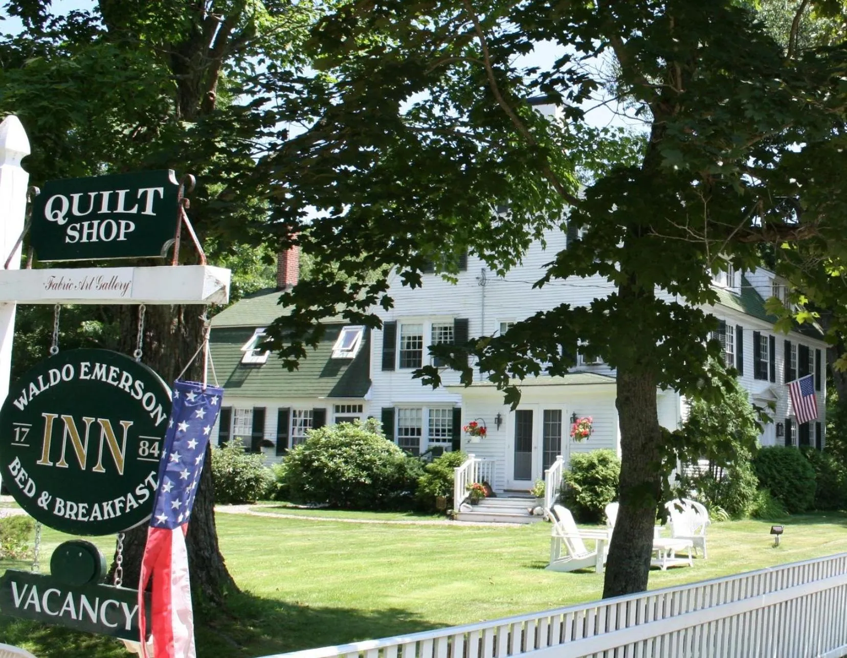 Facade/entrance in Waldo Emerson Inn