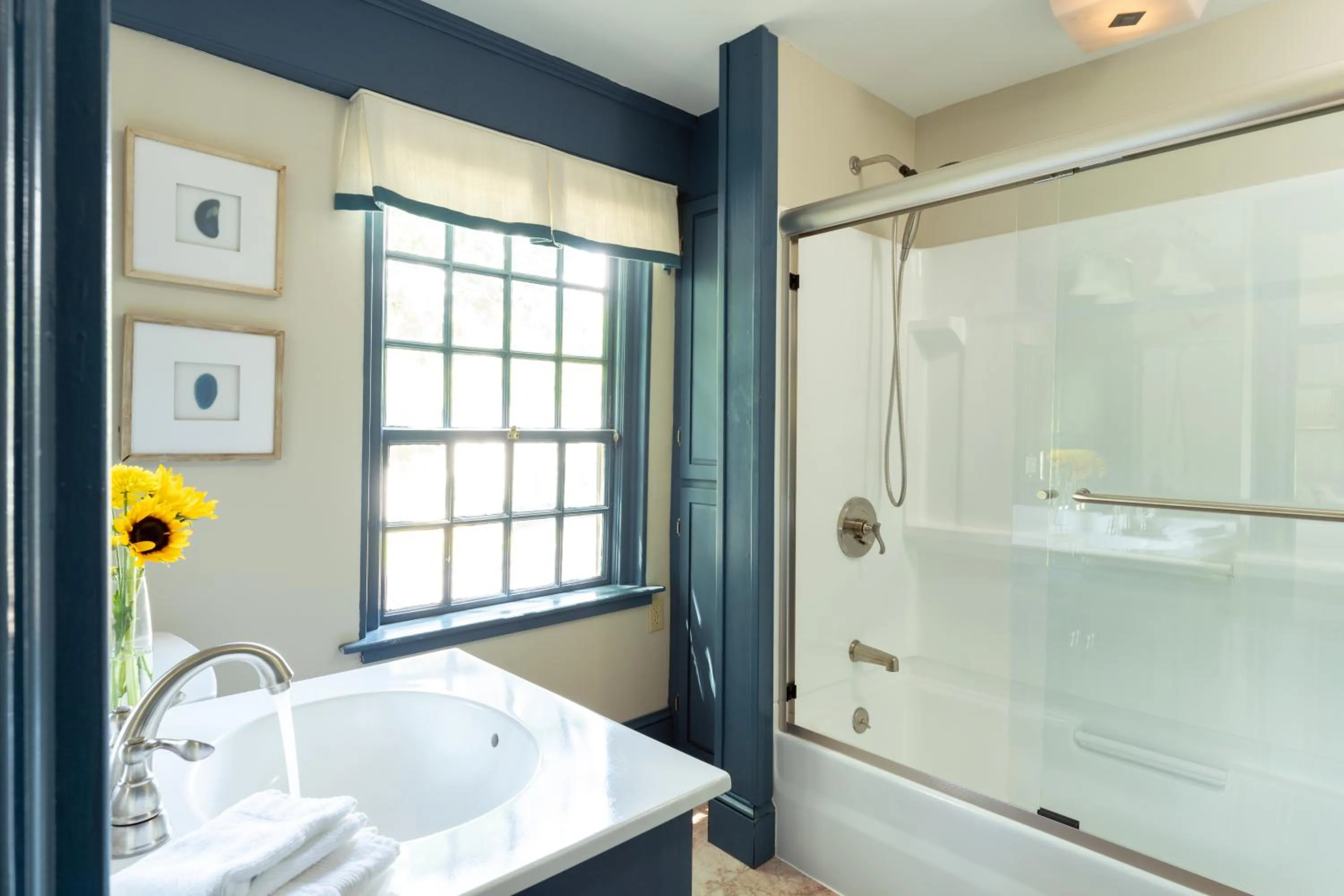 Bathroom in Waldo Emerson Inn