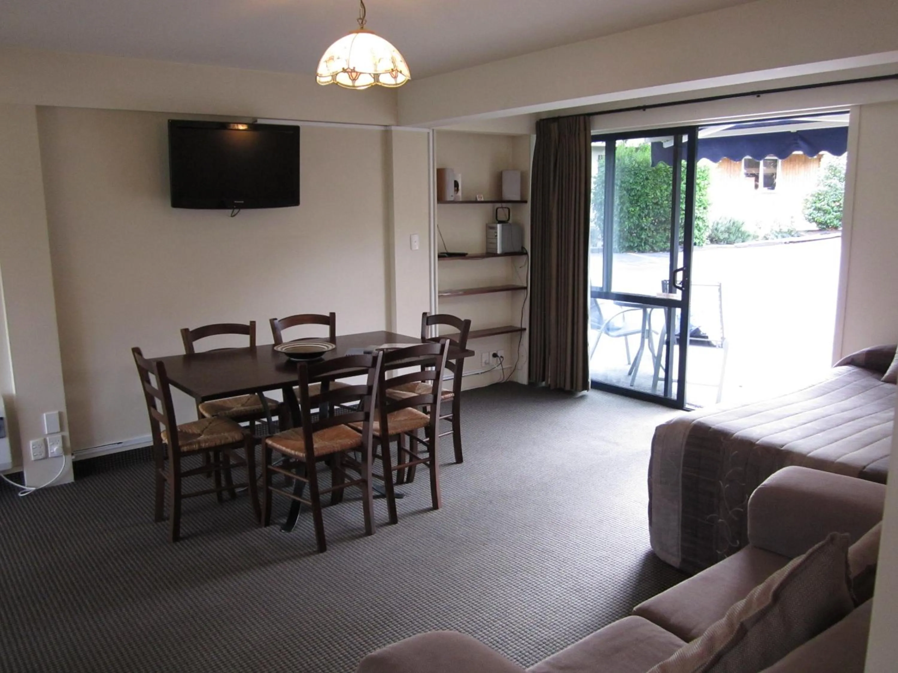Living room in Four Seasons Motel