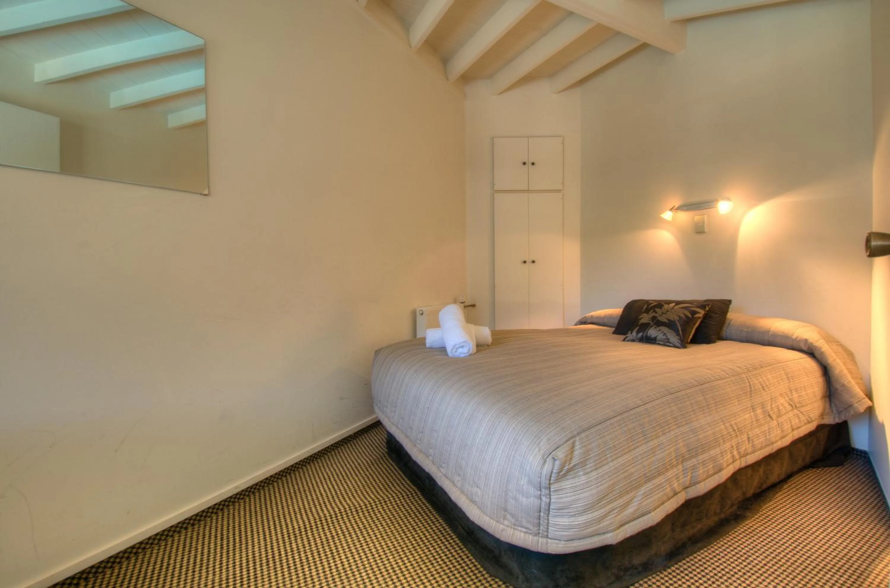 Bedroom, Bed in Four Seasons Motel