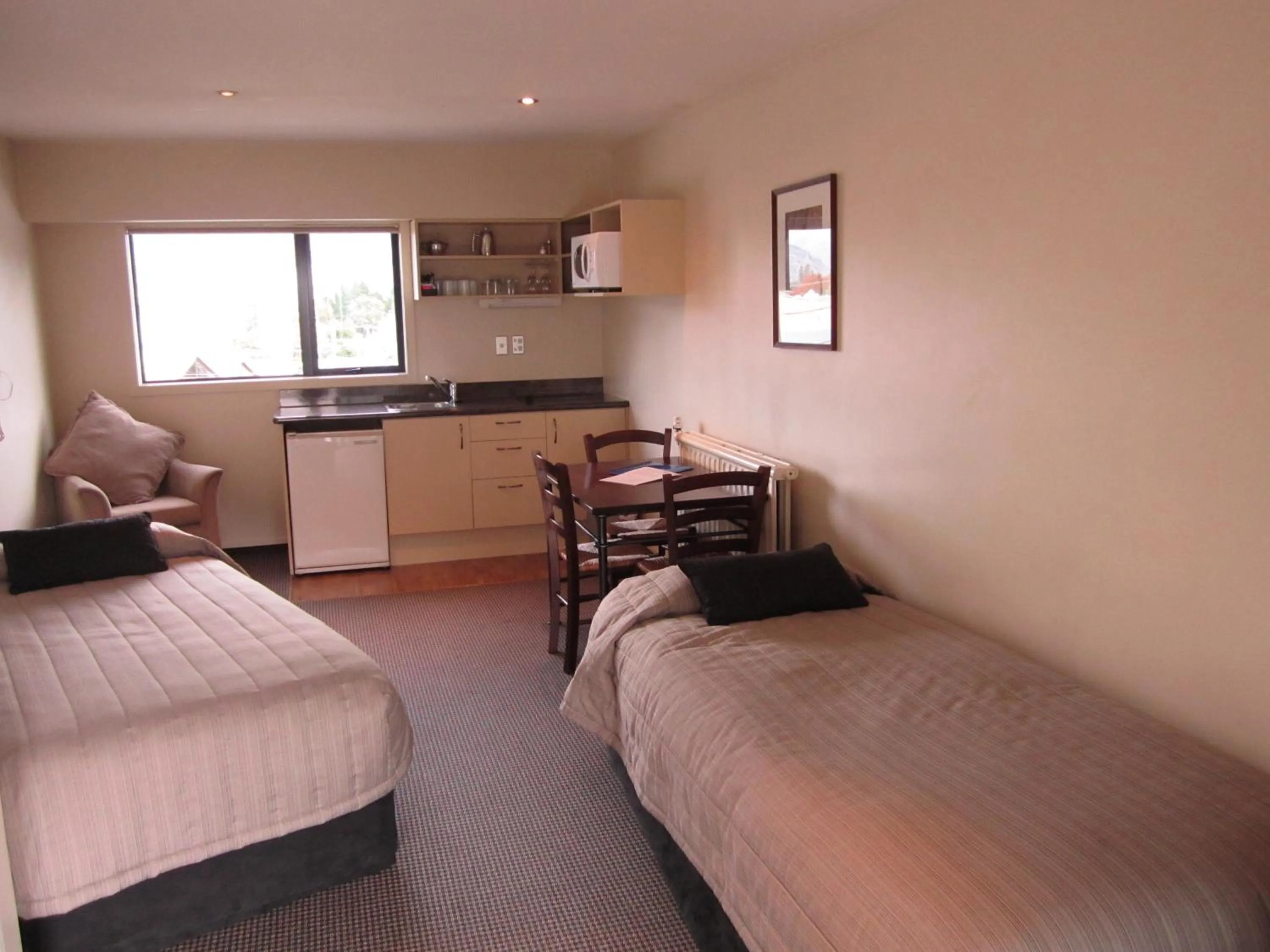 Kitchen or kitchenette, Bed in Four Seasons Motel