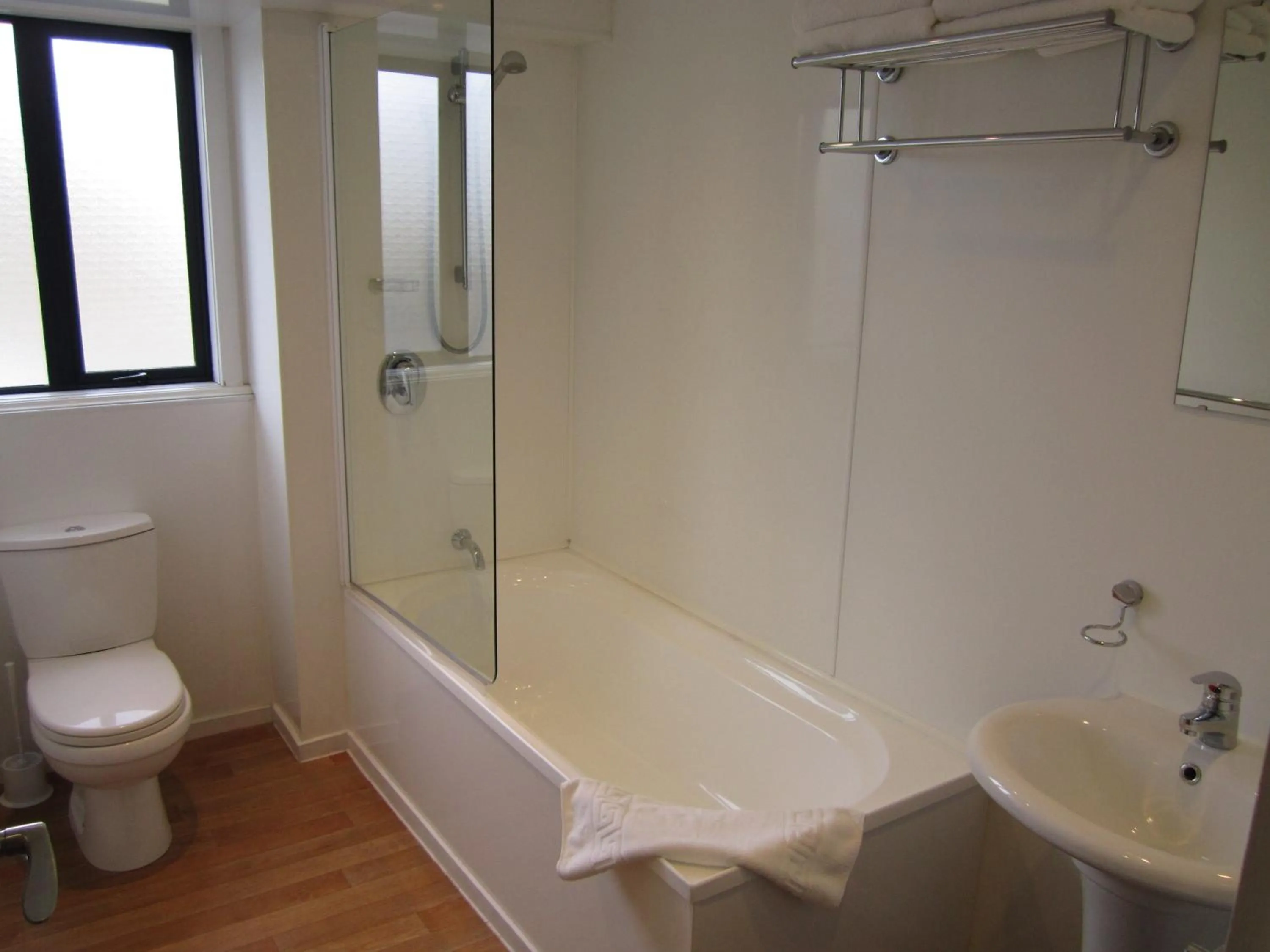 Bathroom in Four Seasons Motel